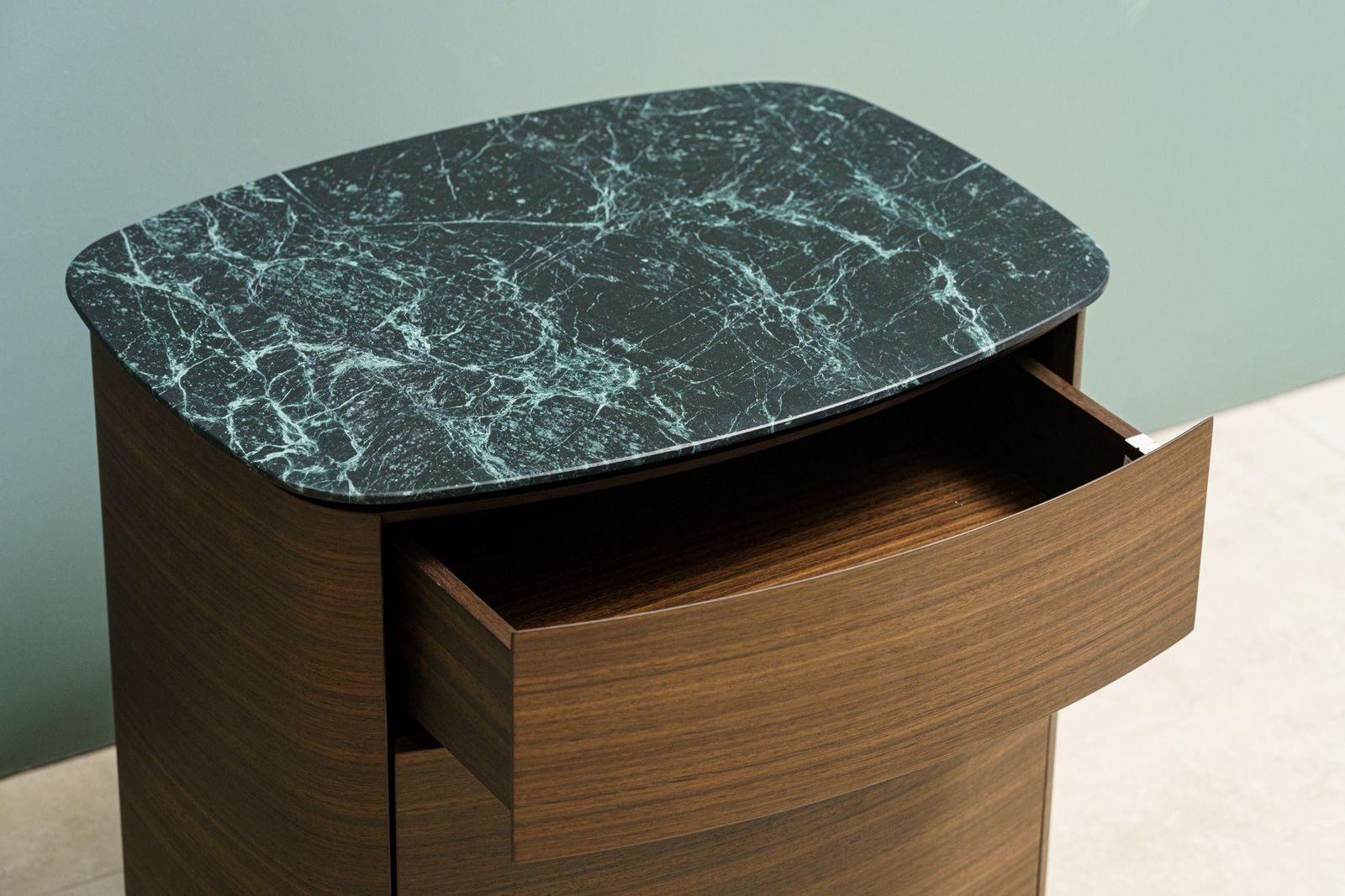 Molteni&C Прикроватная тумбочка 4040 Green Alpine от Molteni & C — в интерьере