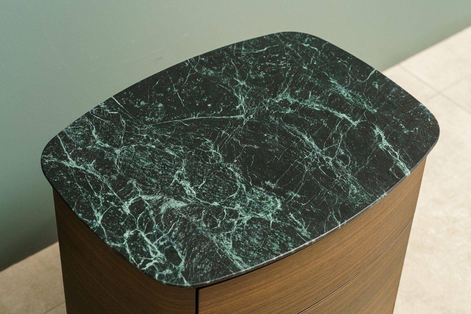 Molteni&C Прикроватная тумбочка 4040 Green Alpine от Molteni & C — в интерьере