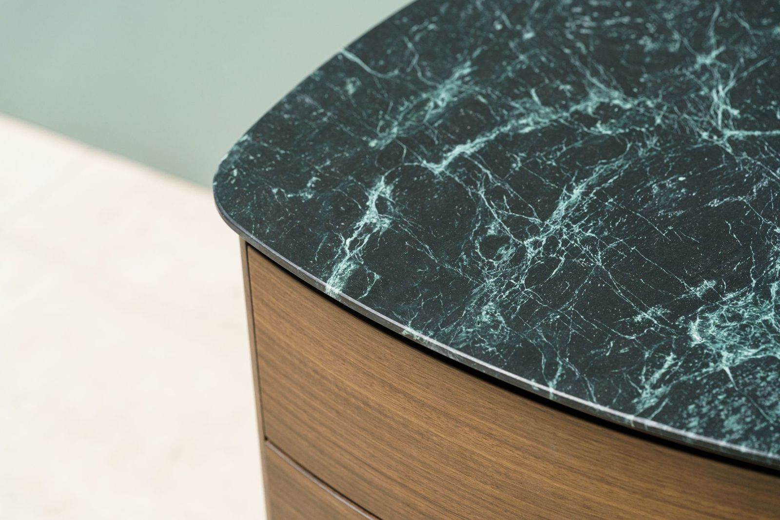 Molteni&C Прикроватная тумбочка 4040 Green Alpine от Molteni & C — в интерьере