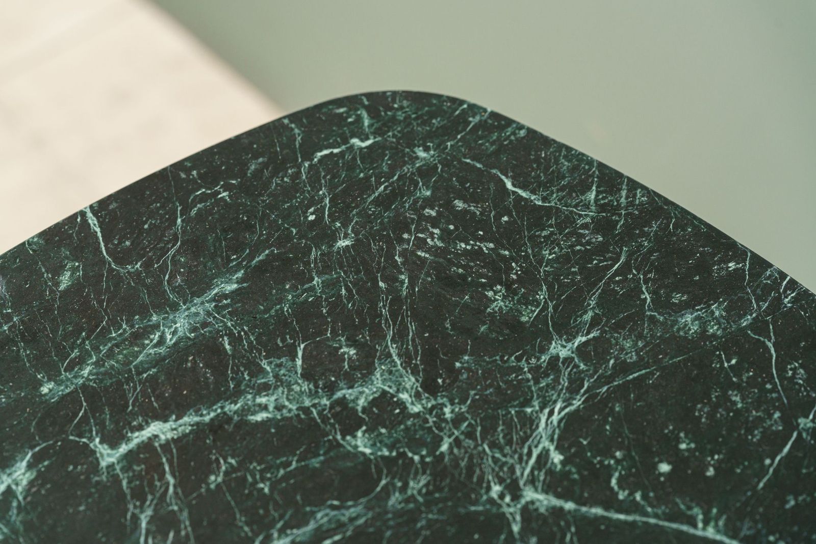 Molteni&C Прикроватная тумбочка 4040 Green Alpine от Molteni & C — в интерьере