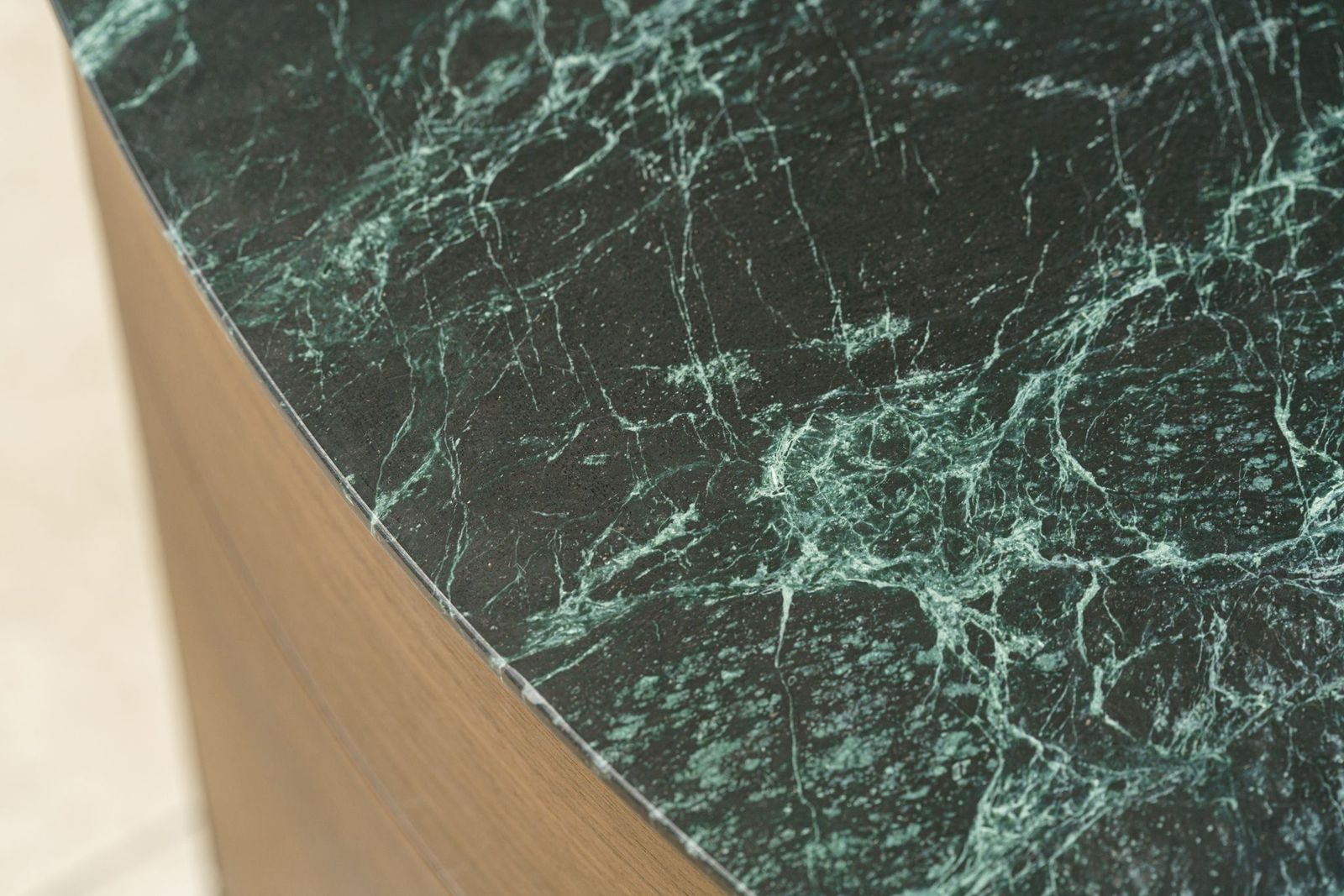 Molteni&C Прикроватная тумбочка 4040 Green Alpine от Molteni & C — в интерьере