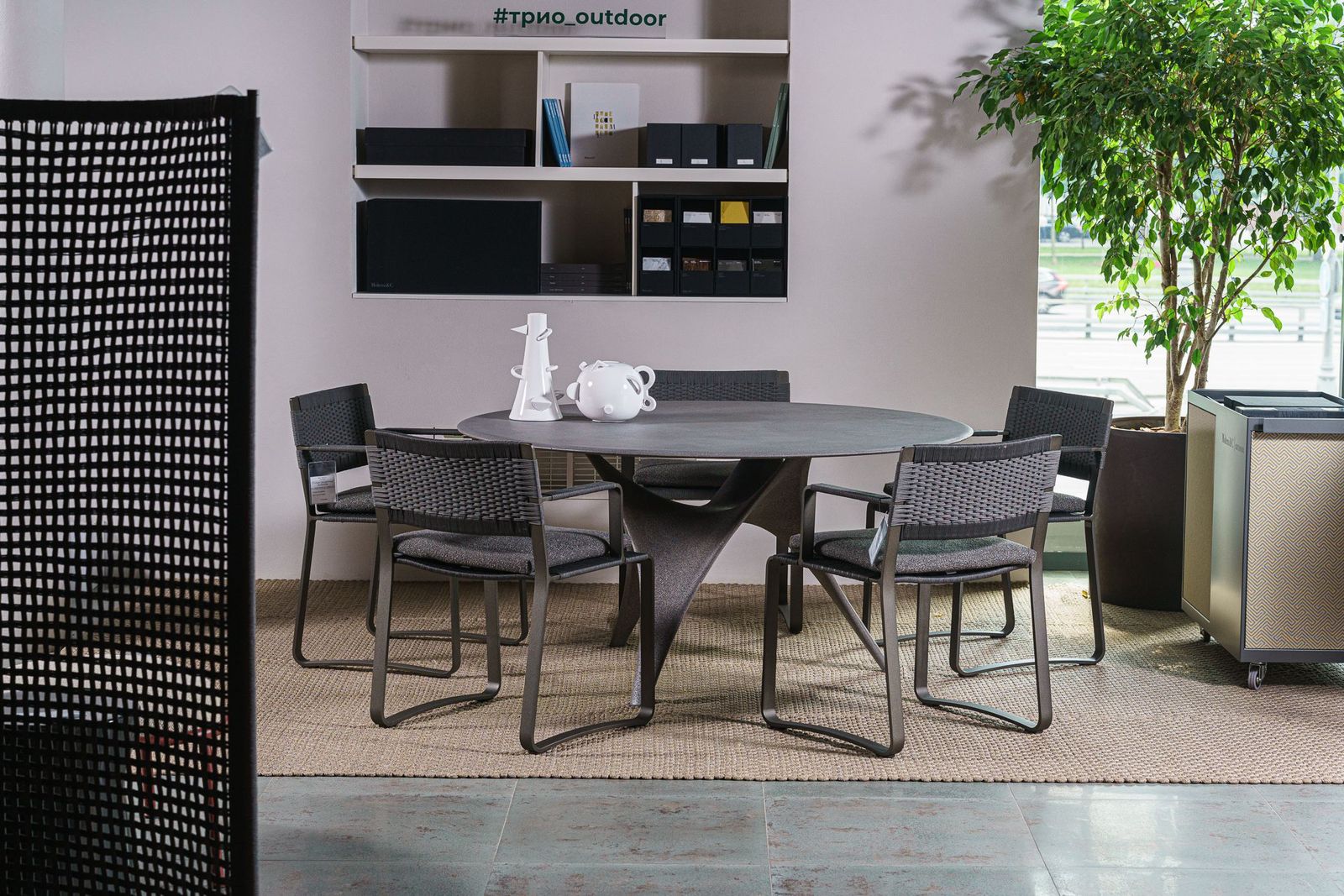 Molteni&C Уличный обеденный стол Arc от Molteni & C — в интерьере