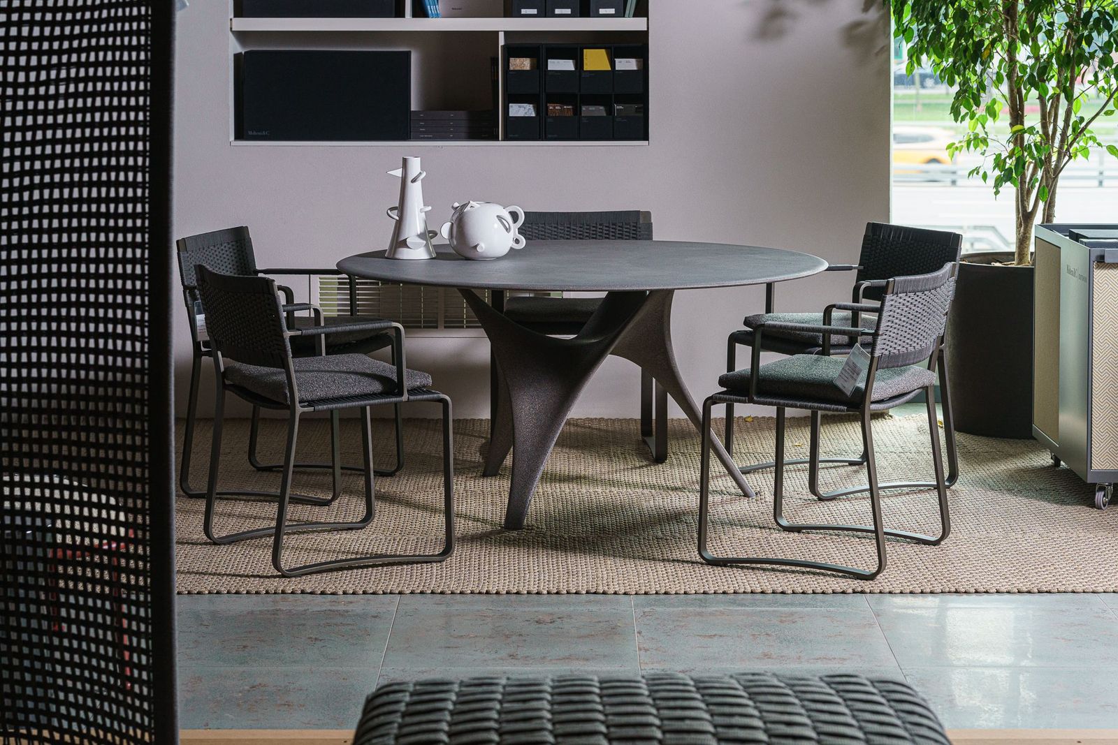 Molteni&C Уличный обеденный стол Arc от Molteni & C — в интерьере
