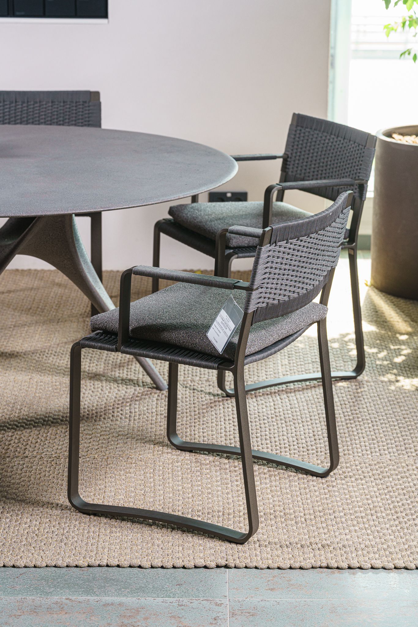 Molteni&C Уличный обеденный стол Arc от Molteni & C — в интерьере