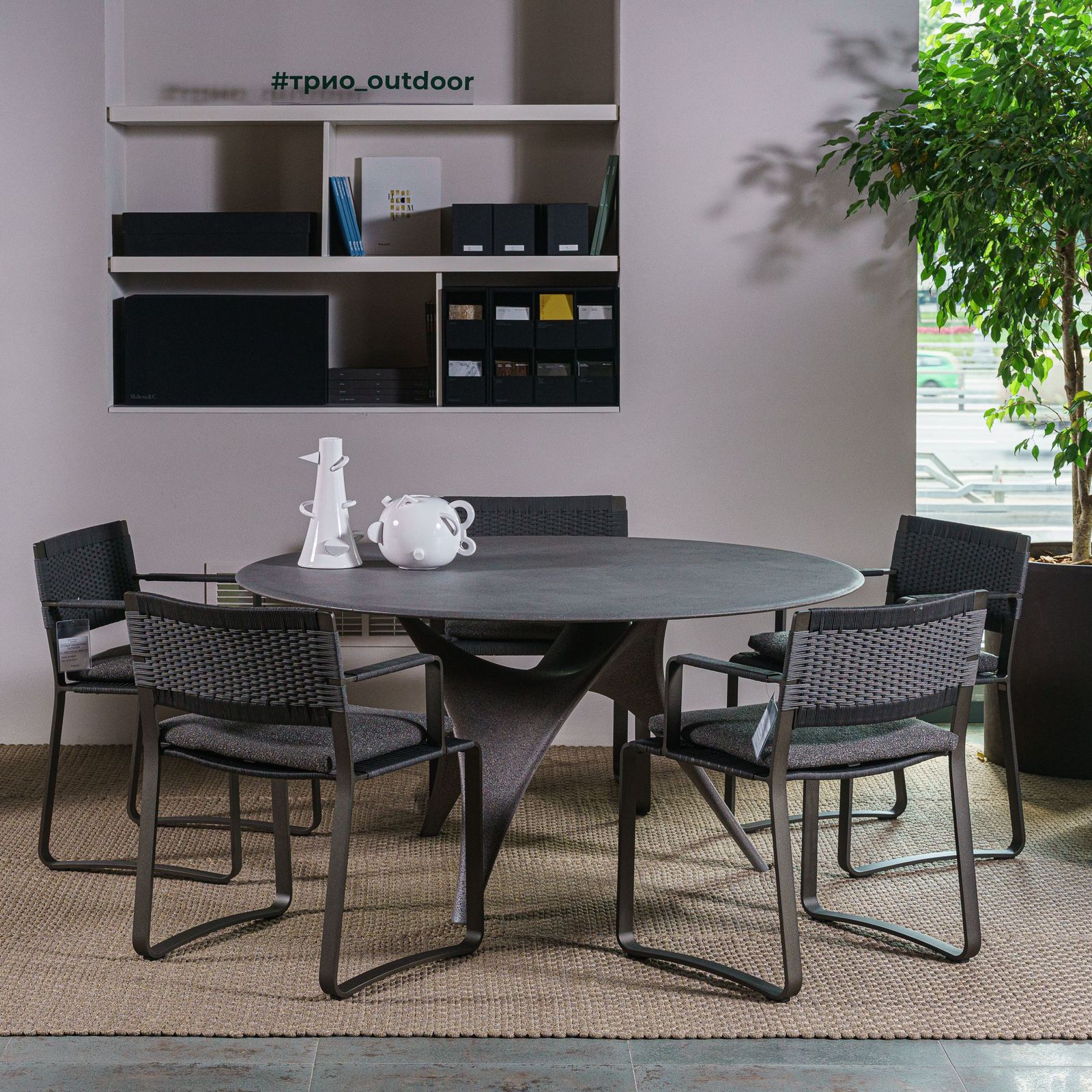 Molteni&C Уличный обеденный стол Arc от Molteni & C — в интерьере