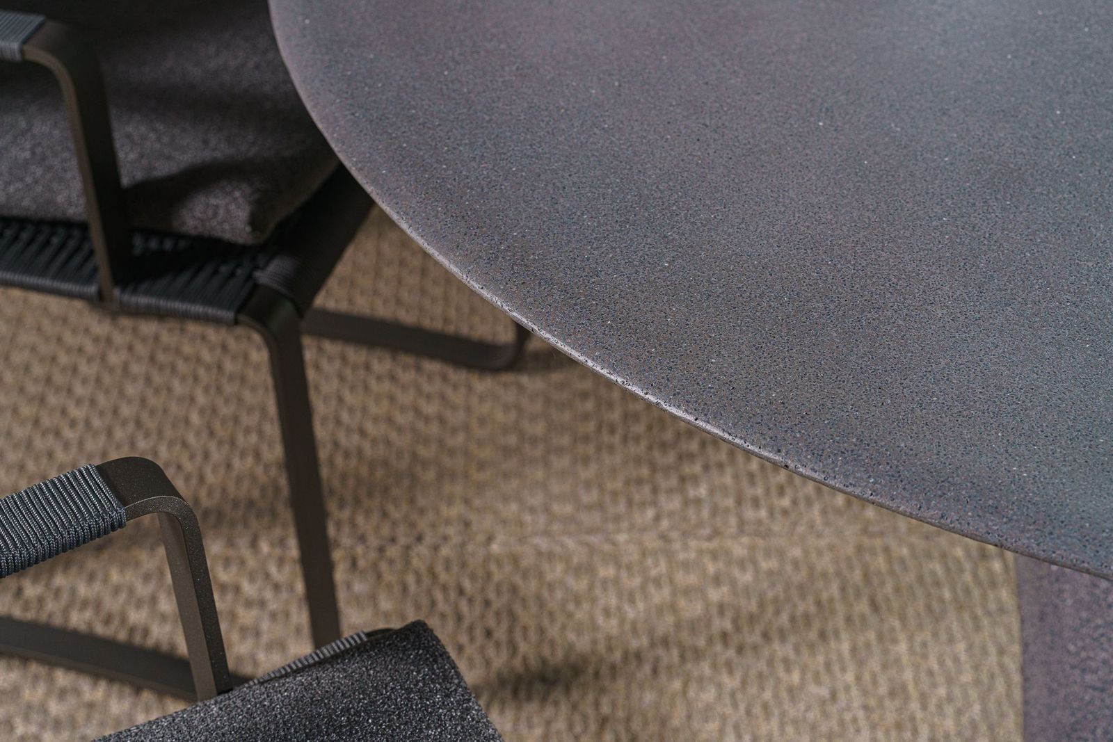 Molteni&C Уличный обеденный стол Arc от Molteni & C — в интерьере