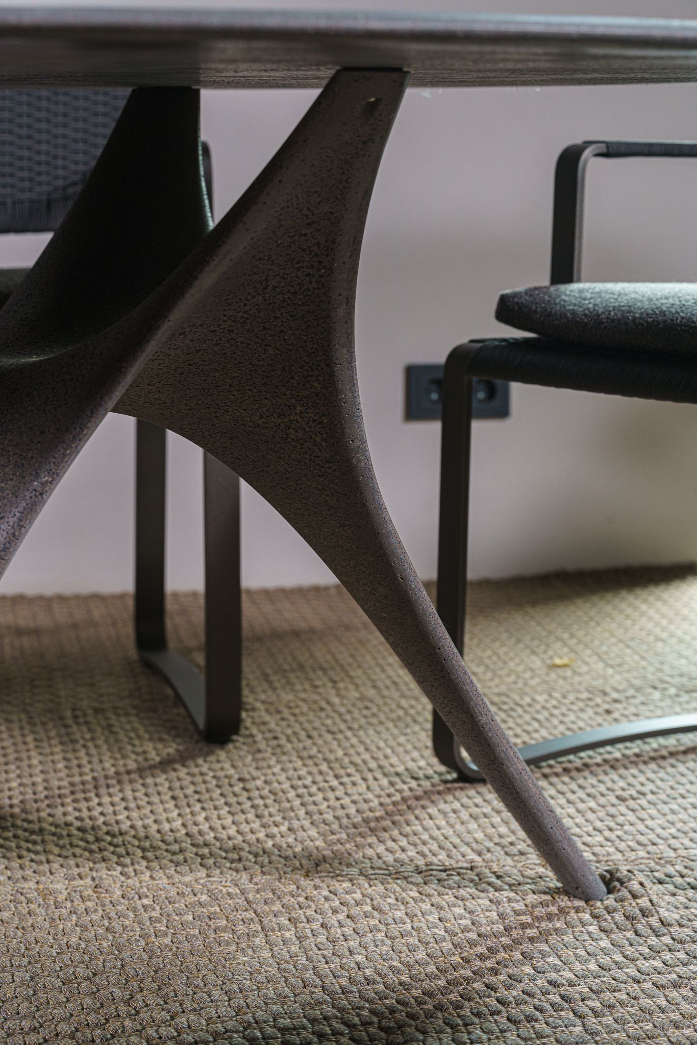 Molteni&C Уличный обеденный стол Arc от Molteni & C — в интерьере