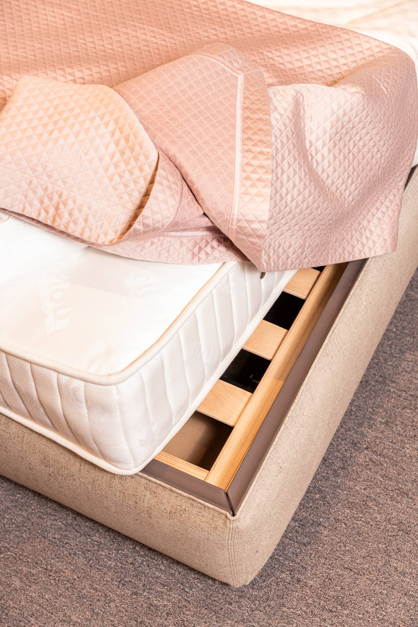 Molteni&C Кровать в стиле минимализм Ribbon от Molteni & C — в интерьере