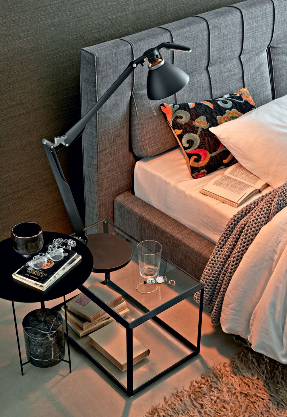 Molteni&C Кровать с функциональным изголовьем High-Wave от Molteni & C — в интерьере