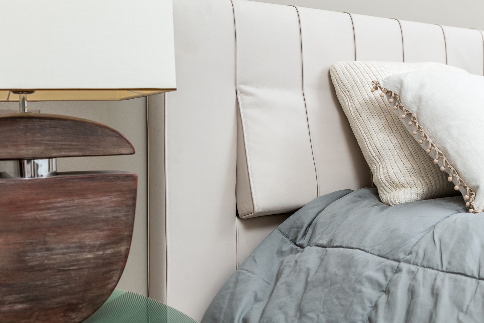 Molteni&C Кровать с функциональным изголовьем High-Wave от Molteni & C — в интерьере