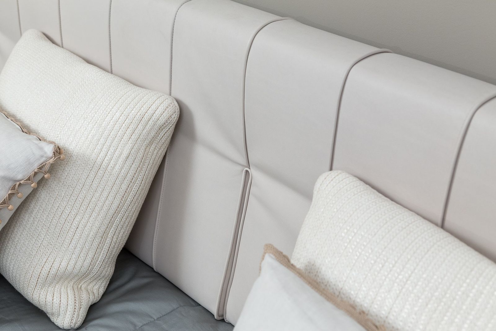Molteni&C Кровать с функциональным изголовьем High-Wave от Molteni & C — в интерьере
