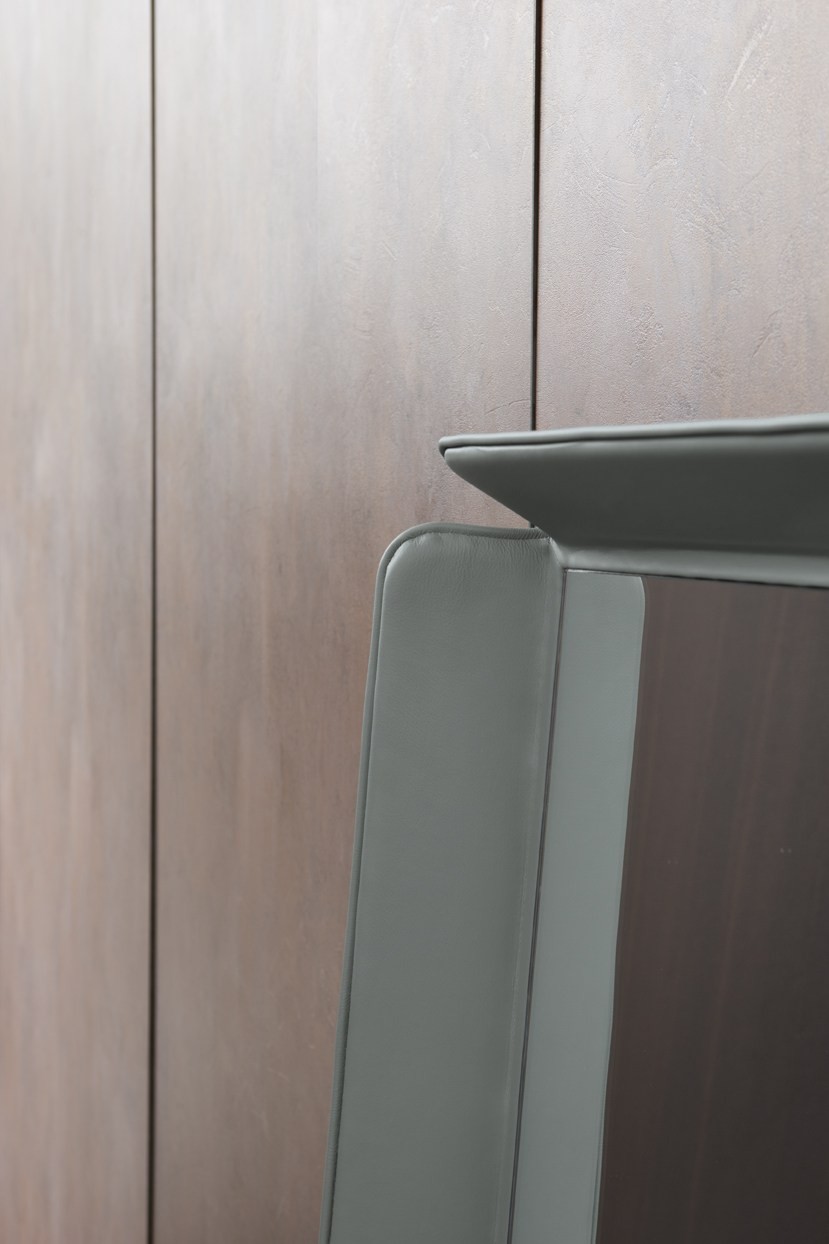 Flou Зеркало Gentleman Nabuck 108 от Flou — в интерьере