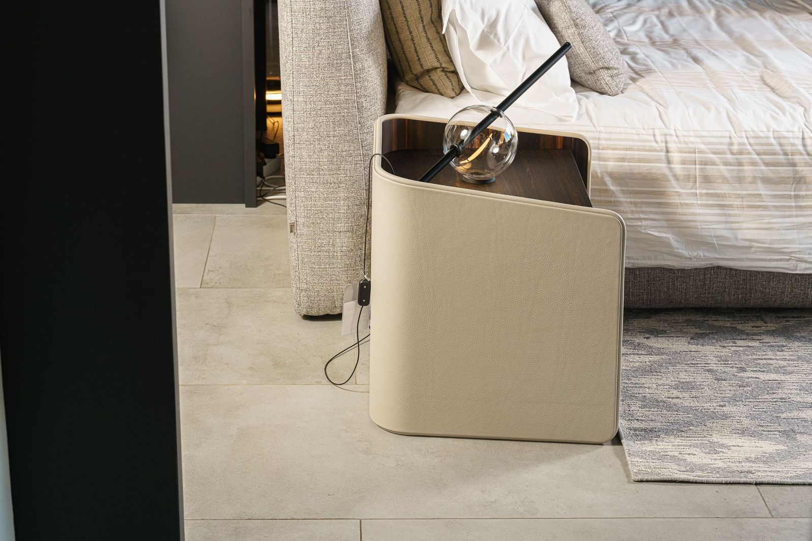 Flou Прикроватная тумбочка Gentleman от Flou — в интерьере