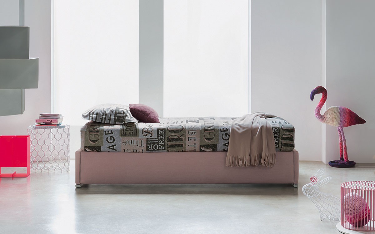 Flou Современная кровать с изножьем Biss от Flou — в интерьере