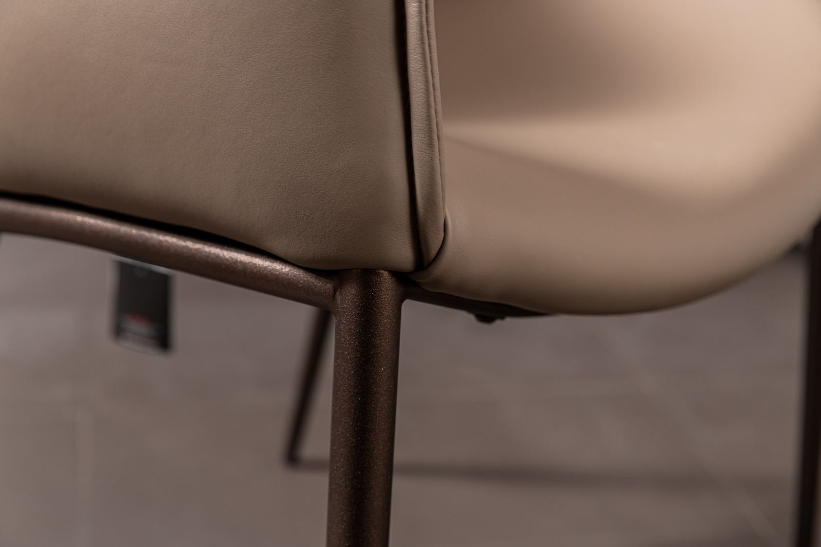 Cattelan Italia Стул с подлокотниками Rhonda Taupe от Cattelan Italia — в интерьере