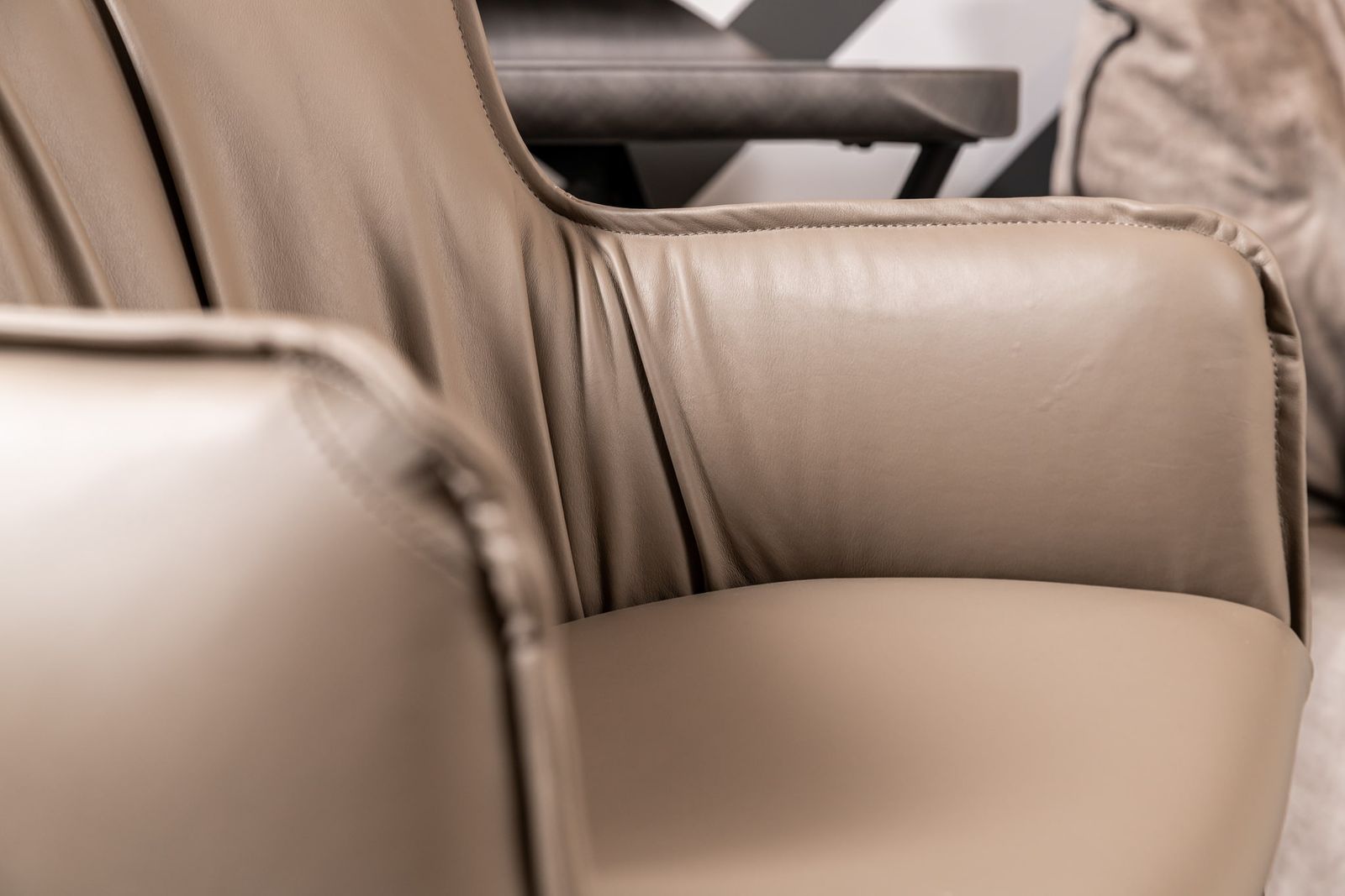 Cattelan Italia Стул с подлокотниками Rhonda Taupe от Cattelan Italia — в интерьере