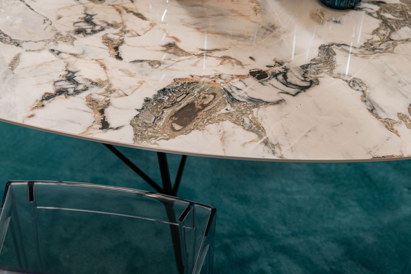 Kartell Стол Glossy Oval от Kartell — в интерьере