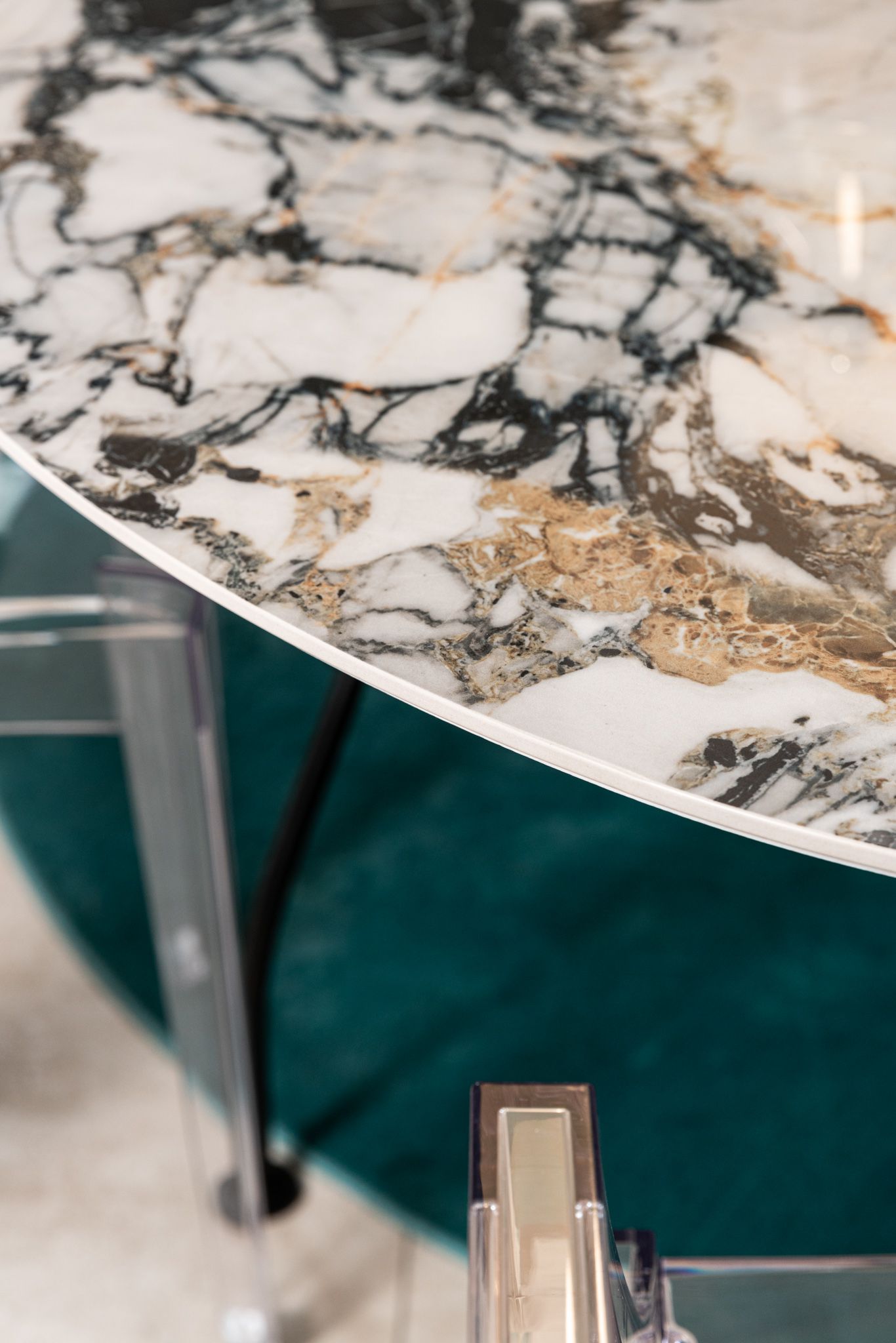 Kartell Стол Glossy Oval от Kartell — в интерьере