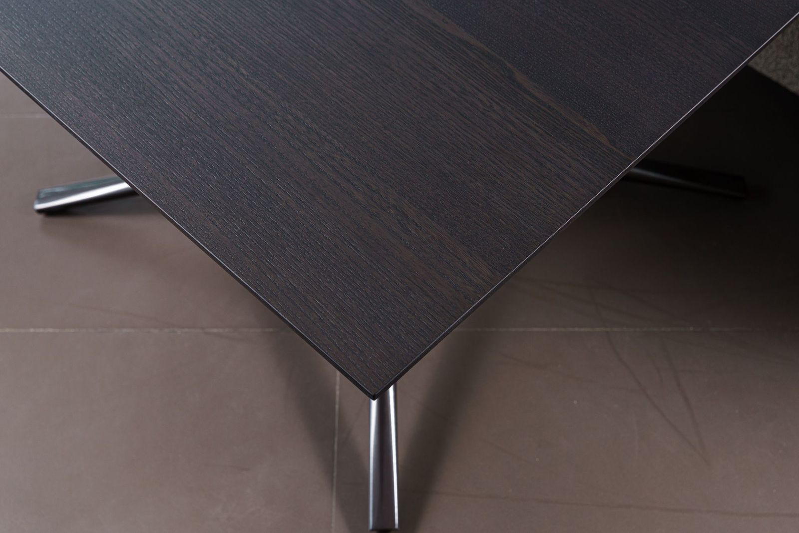 Poliform Журнальный столик Mondrian 70*70*48 brown nickel lucido от Poliform — в интерьере