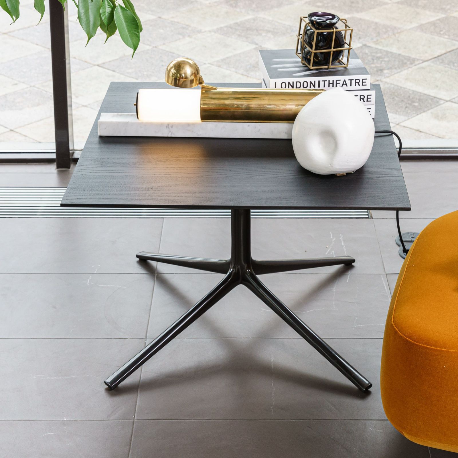 Poliform Журнальный столик Mondrian 70*70*48 brown nickel lucido от Poliform — в интерьере