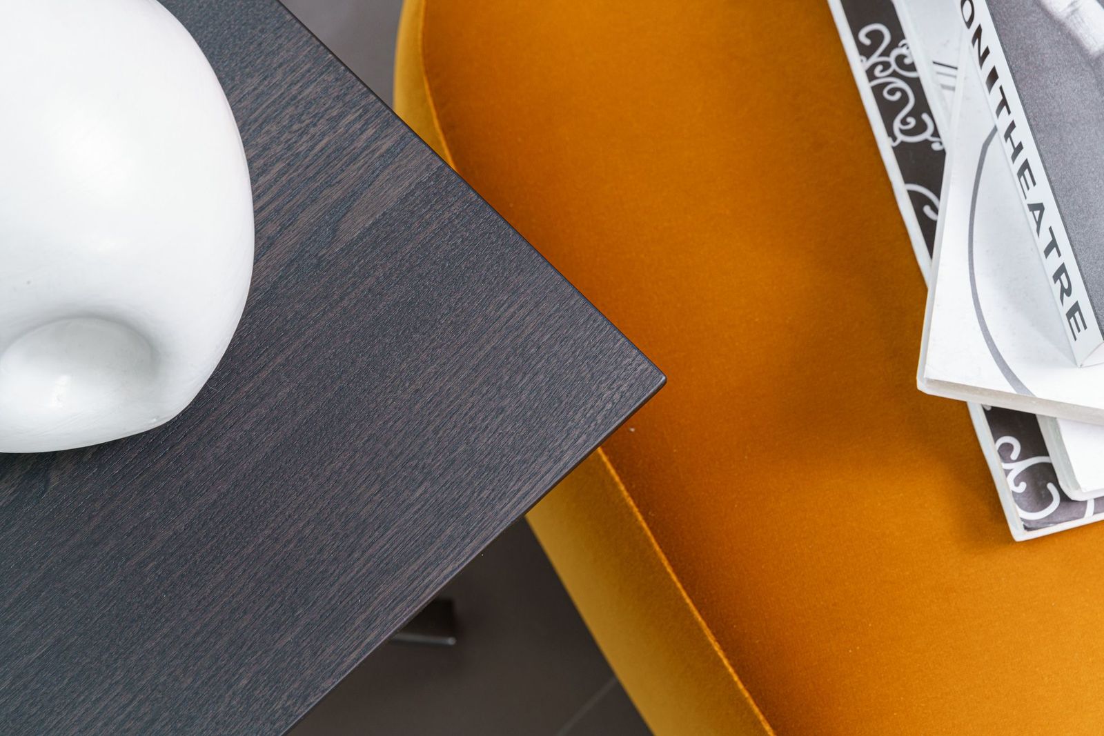 Poliform Журнальный столик Mondrian 70*70*48 brown nickel lucido от Poliform — в интерьере