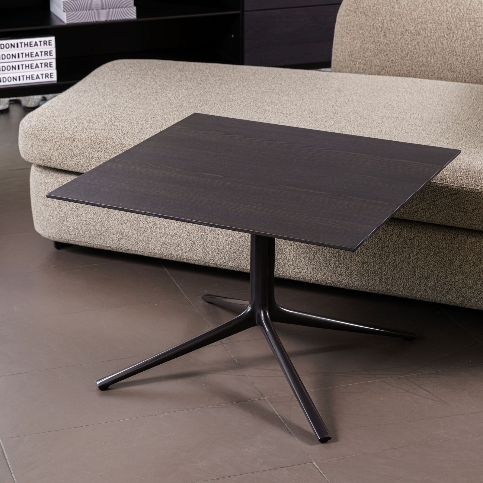 Poliform Журнальный столик Mondrian 70*70*48 brown nickel lucido от Poliform — в интерьере
