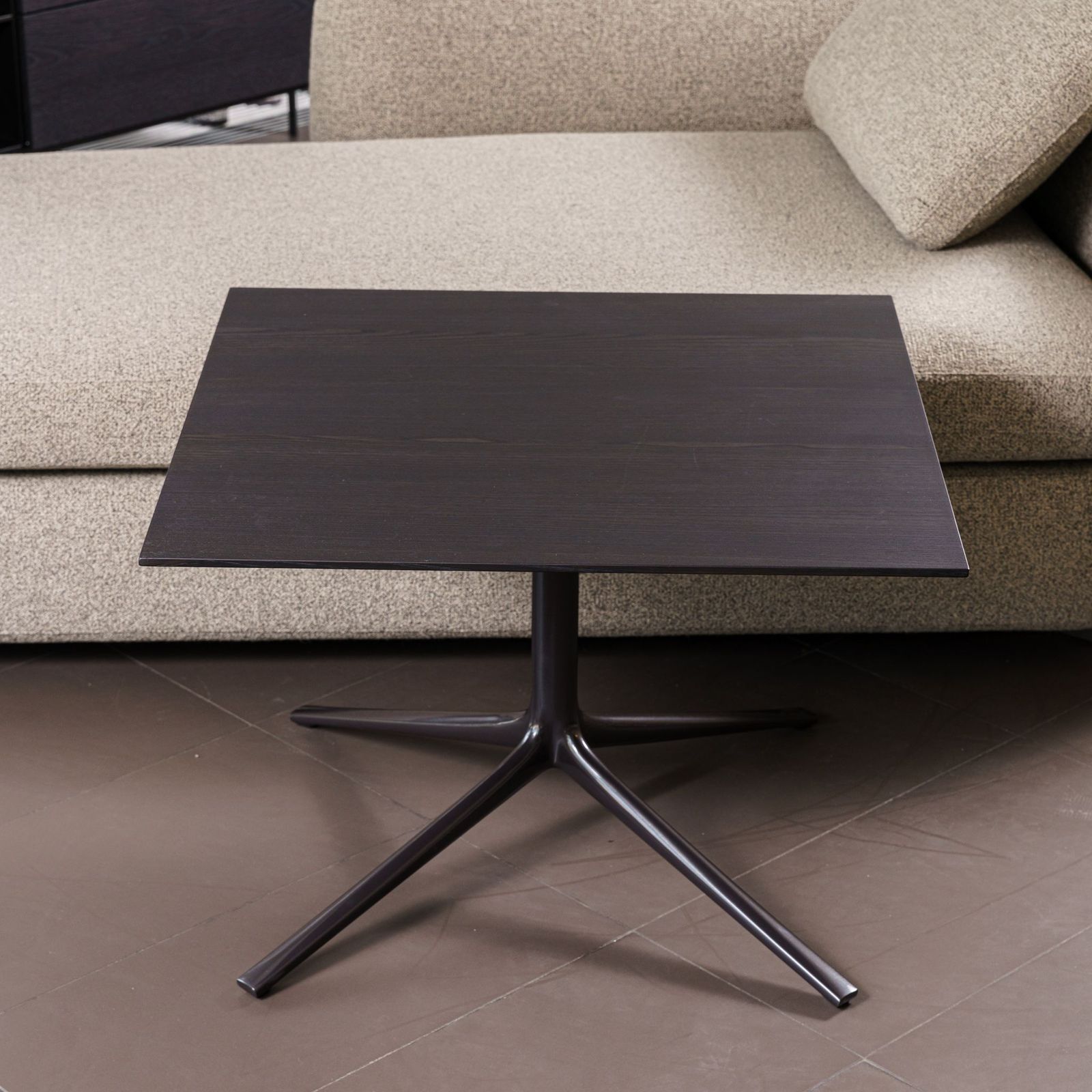 Poliform Журнальный столик Mondrian 70*70*48 brown nickel lucido от Poliform — в интерьере