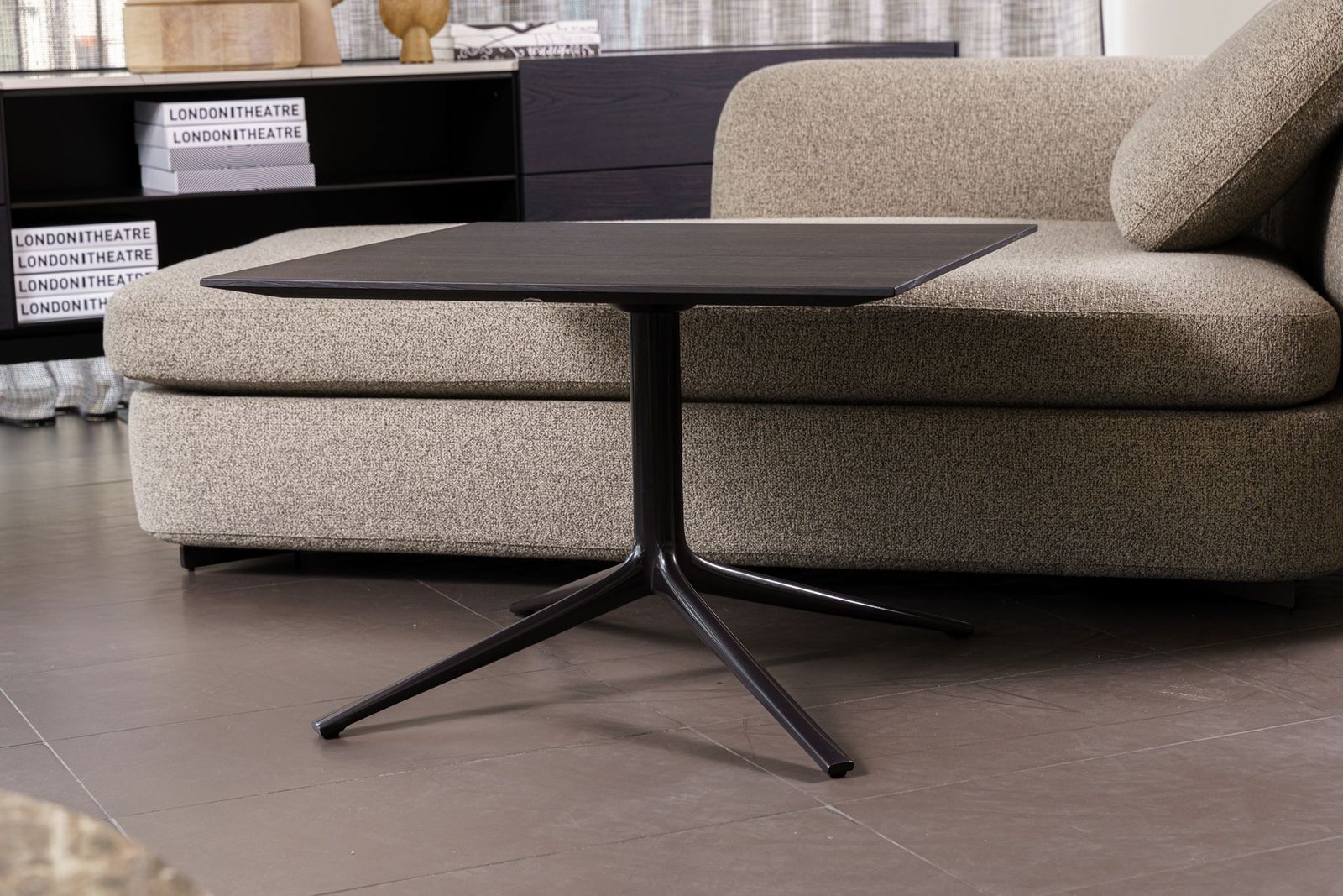 Poliform Журнальный столик Mondrian 70*70*48 brown nickel lucido от Poliform — в интерьере