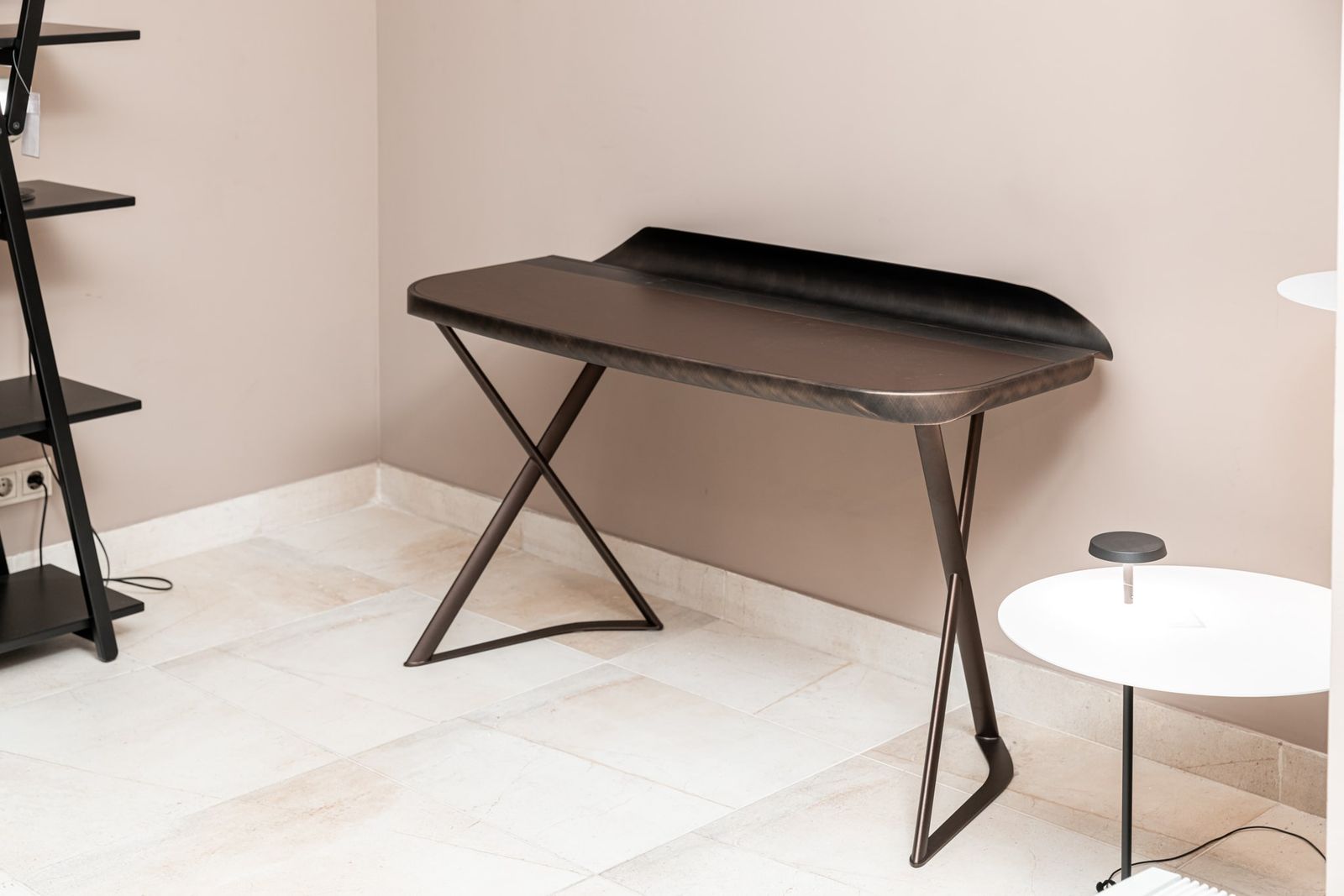 Cattelan Italia Письменный стол Cocoon Leather cuoio от Cattelan Italia — в интерьере