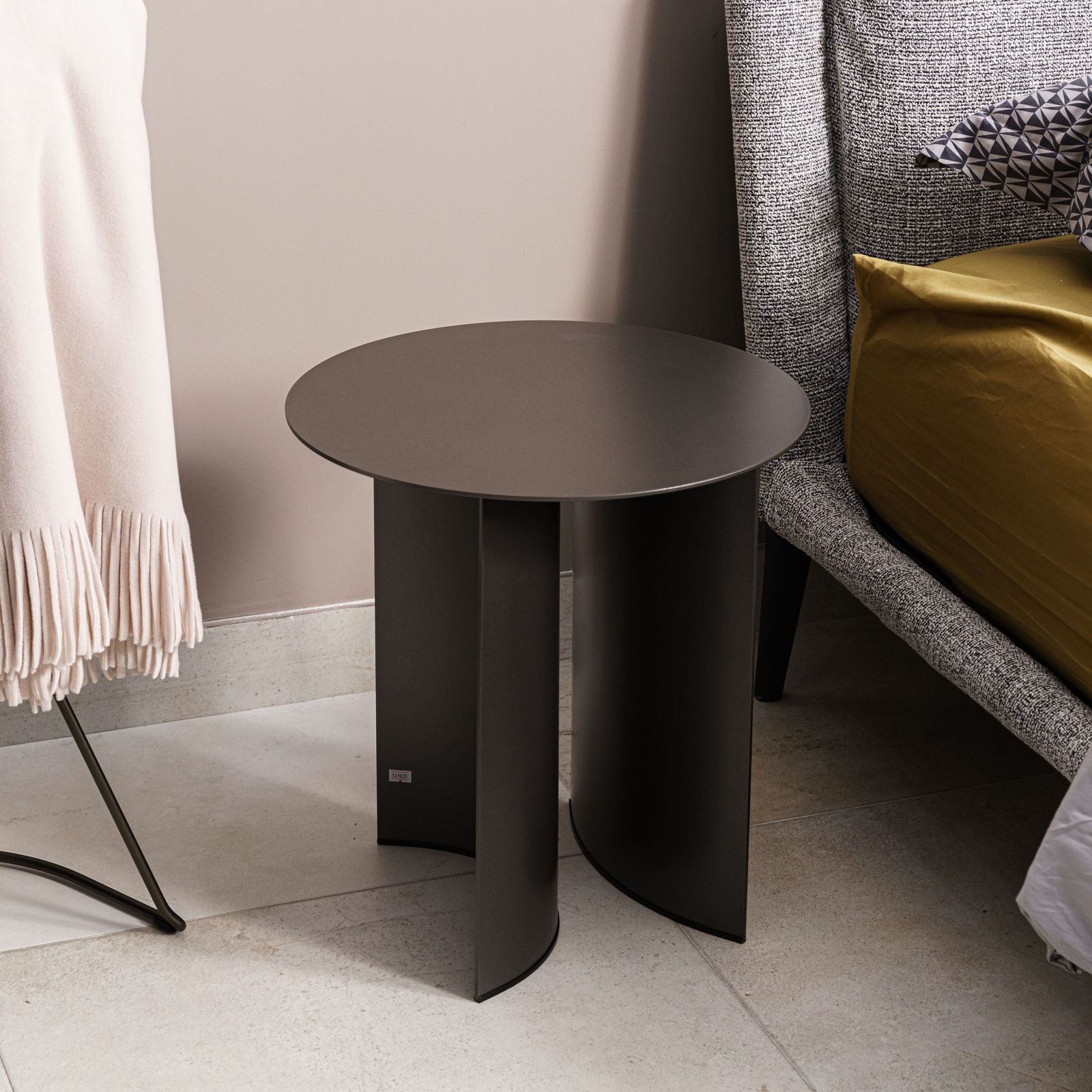 Flou Кофейный столик Pierre 45 matt burnished от Flou — в интерьере
