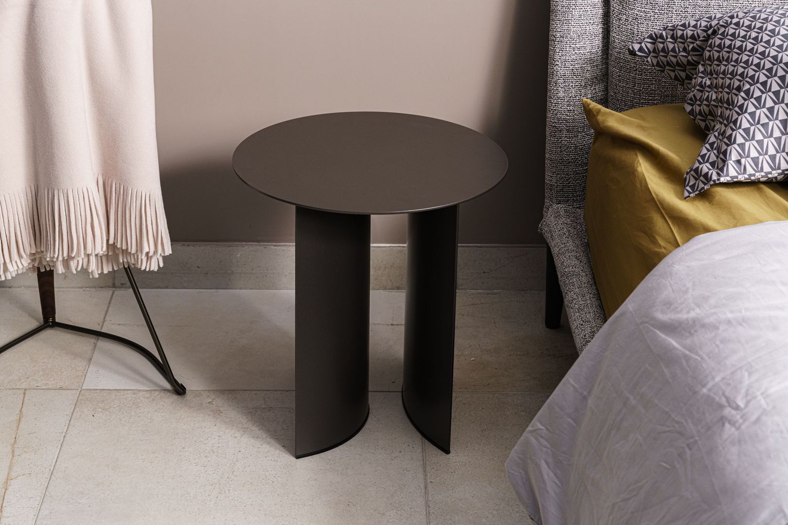 Flou Кофейный столик Pierre 45 matt burnished от Flou — в интерьере