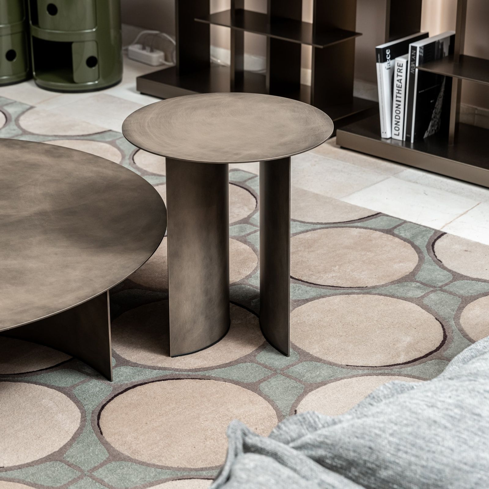 Flou Кофейный столик Pierre 45 oxide от Flou — в интерьере