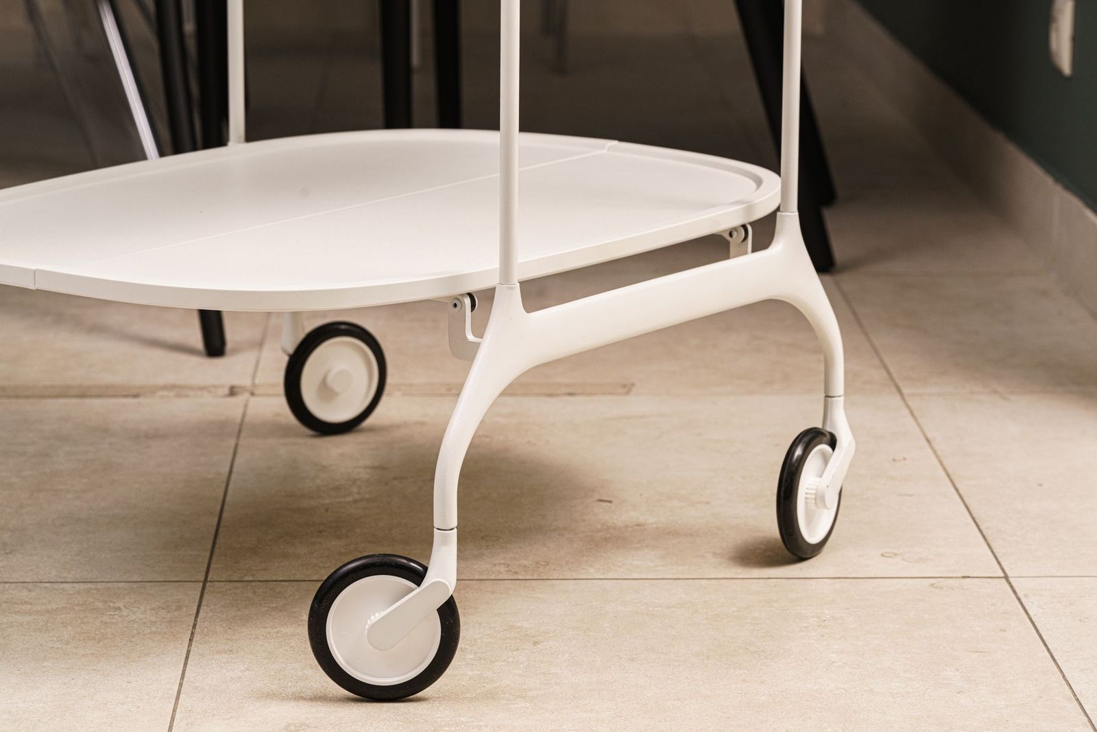 Kartell Сервировочная тележка Gastone White от Kartell — в интерьере