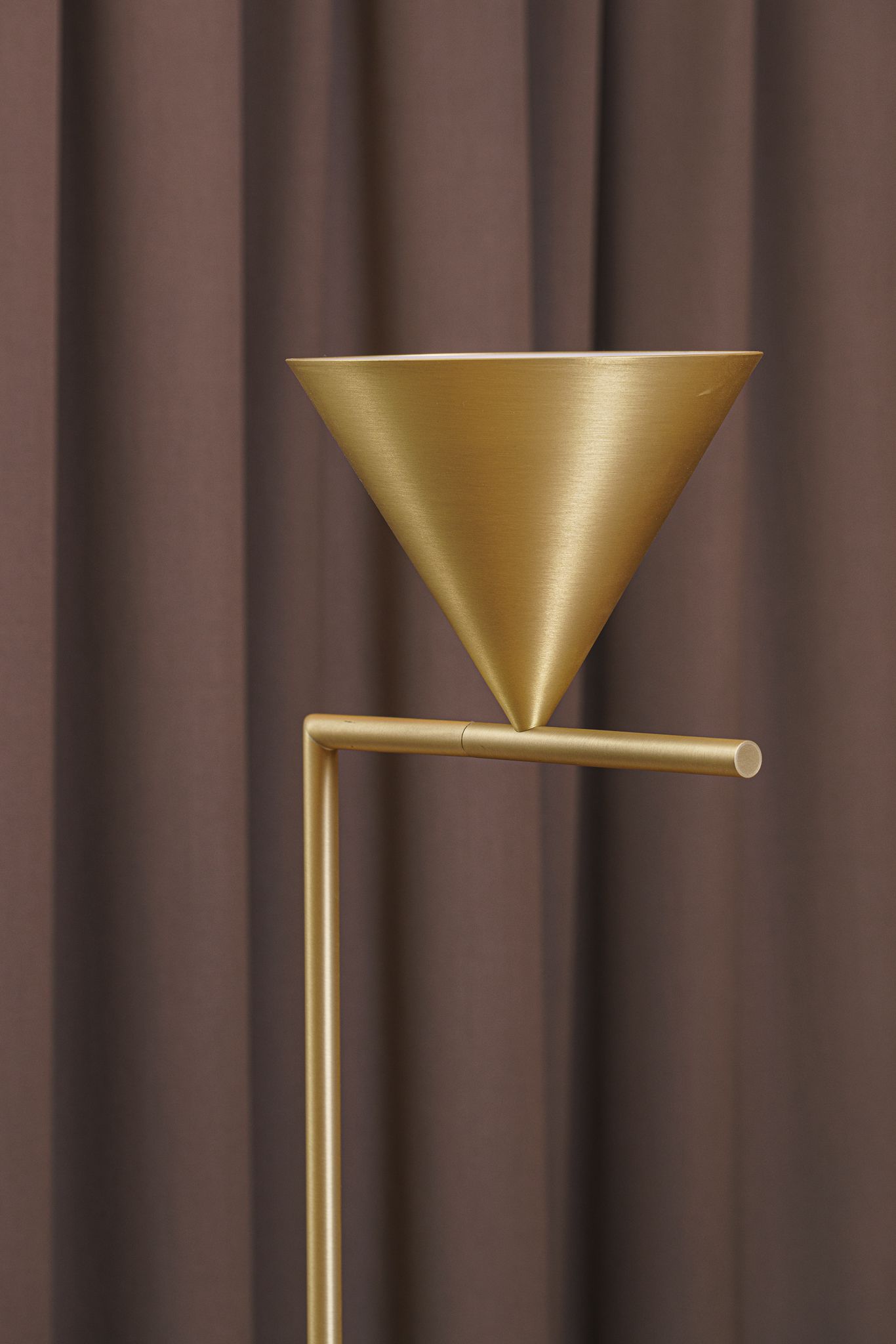 Flos Торшер Captain Flint Brushed Brass от Flos — в интерьере