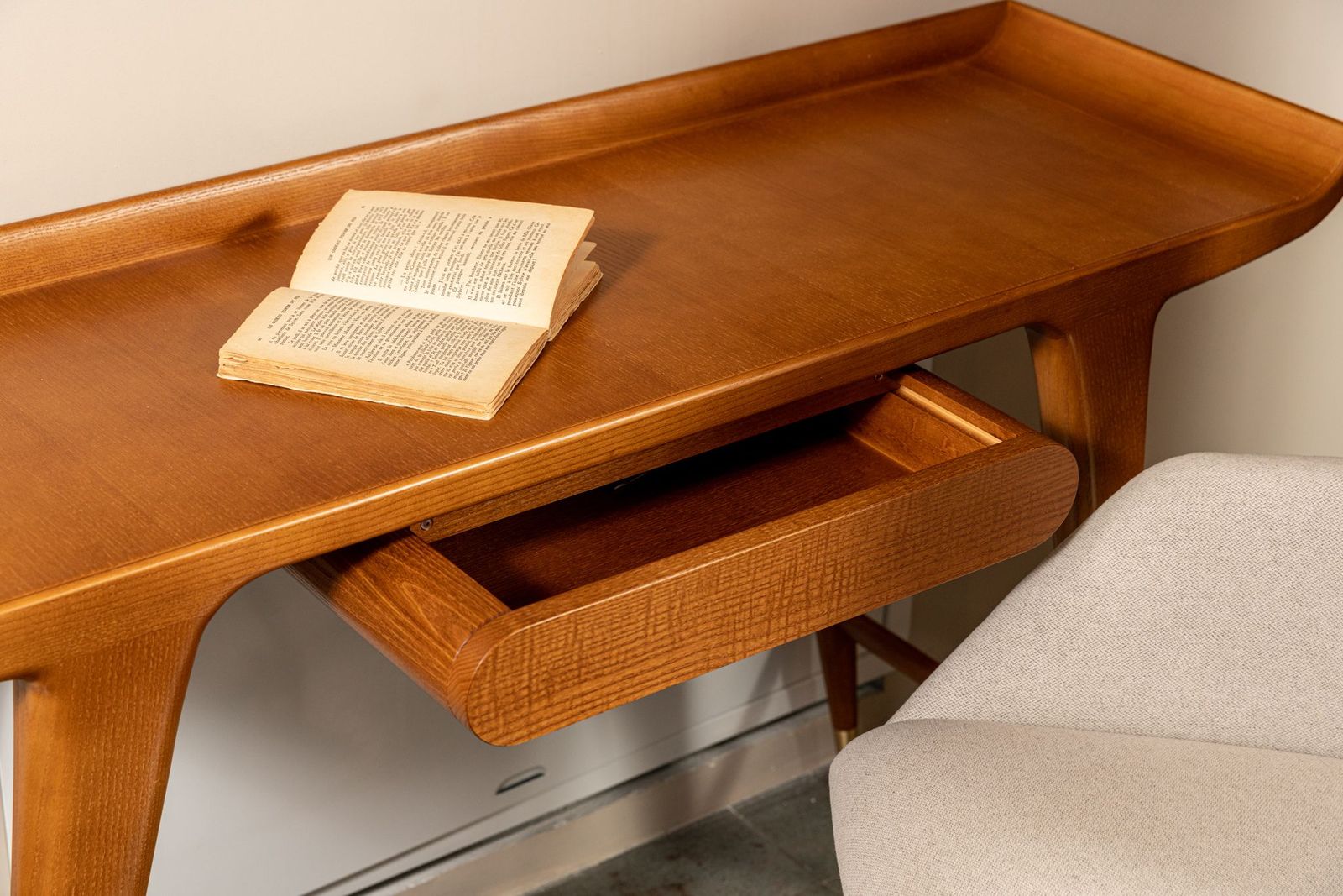 Molteni&C Письменный стол D.847.1 Gio Ponti от Molteni & C — в интерьере