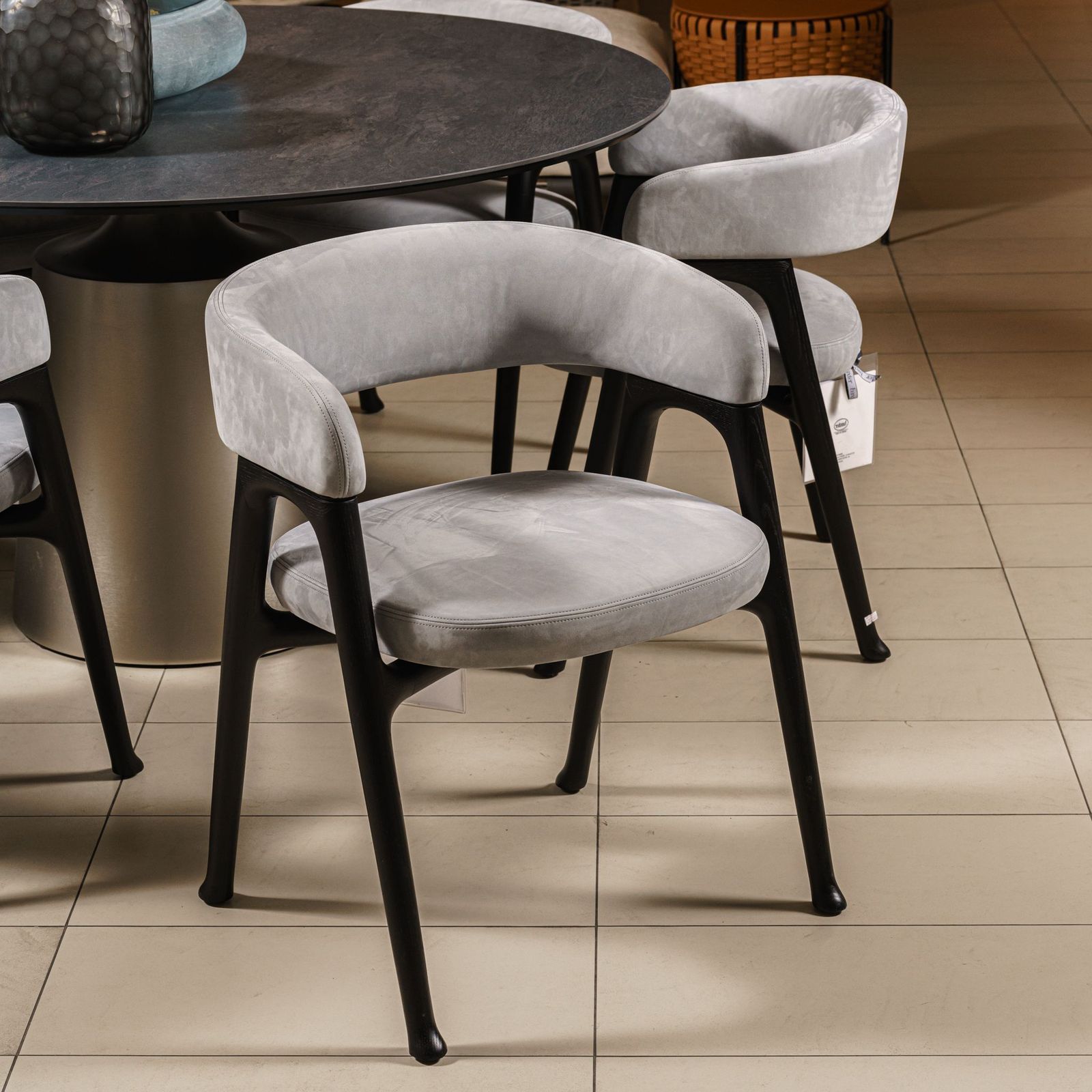 Baxter Стул Corinne Kashmir Ciment от Baxter — в интерьере