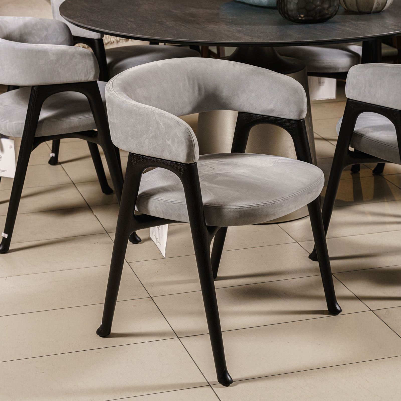 Baxter Стул Corinne Kashmir Ciment от Baxter — в интерьере