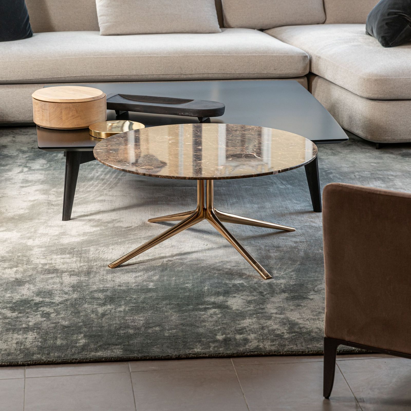 Poliform Журнальный столик Mondrian 80*80*38 emperador dark от Poliform — в интерьере