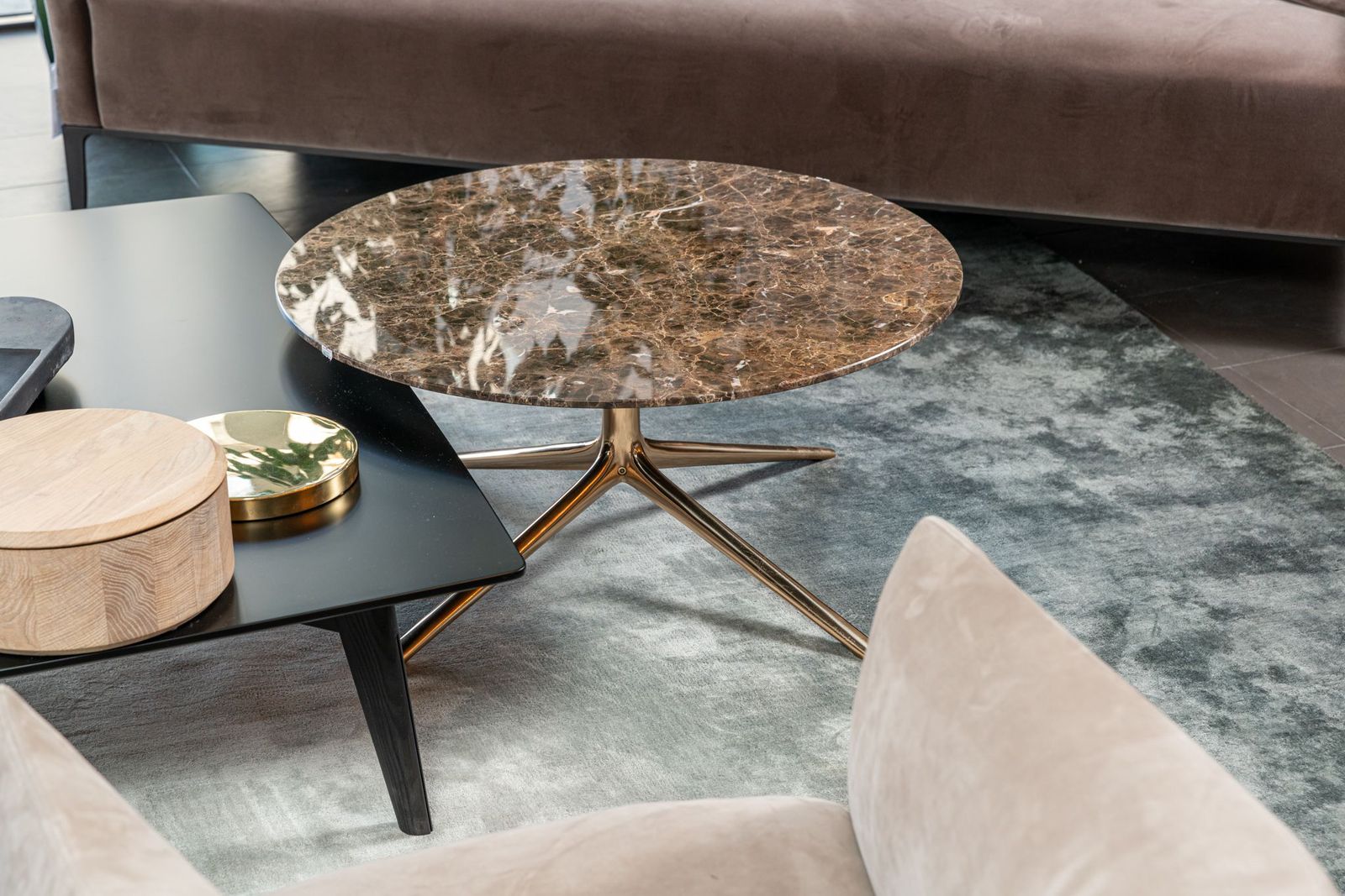 Poliform Журнальный столик Mondrian 80*80*38 emperador dark от Poliform — в интерьере