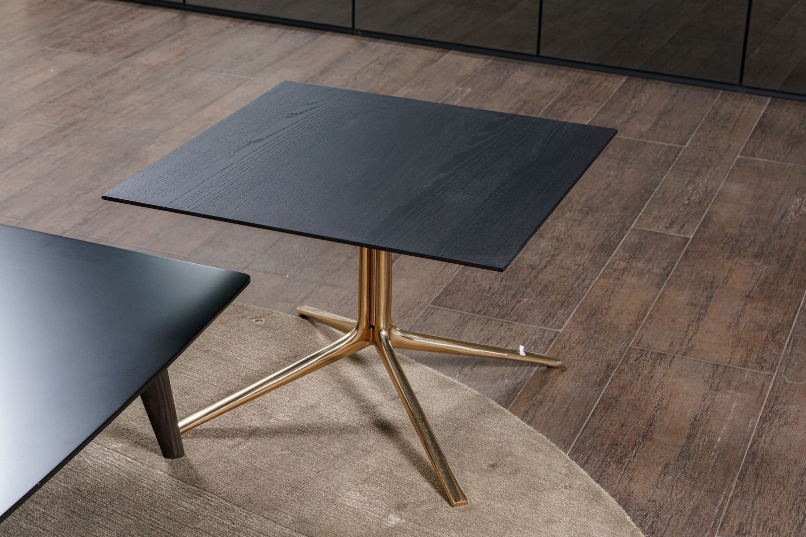 Poliform Журнальный столик Mondrian 70*70*48 olmo nero от Poliform — в интерьере