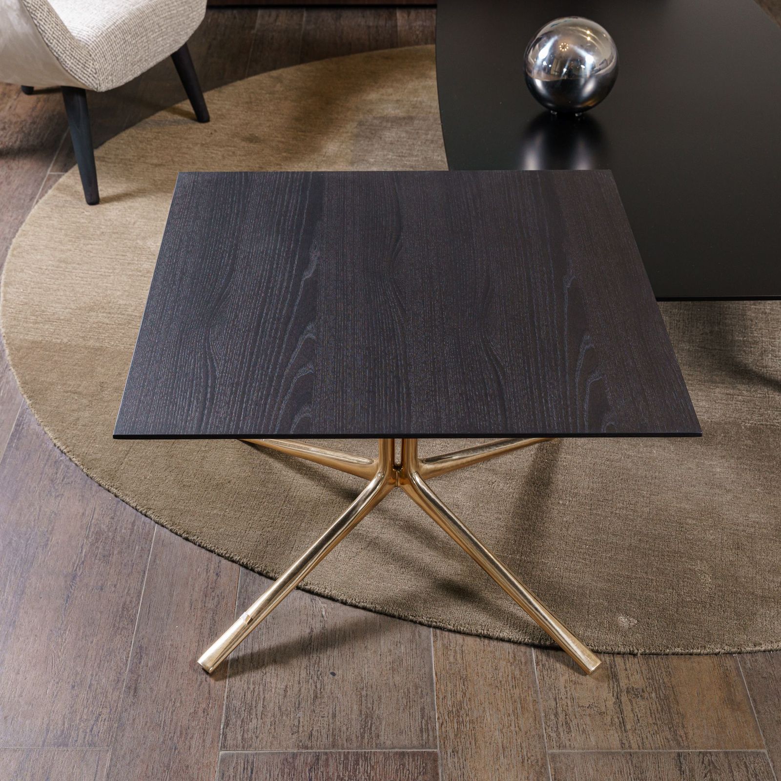 Poliform Журнальный столик Mondrian 70*70*48 olmo nero от Poliform — в интерьере