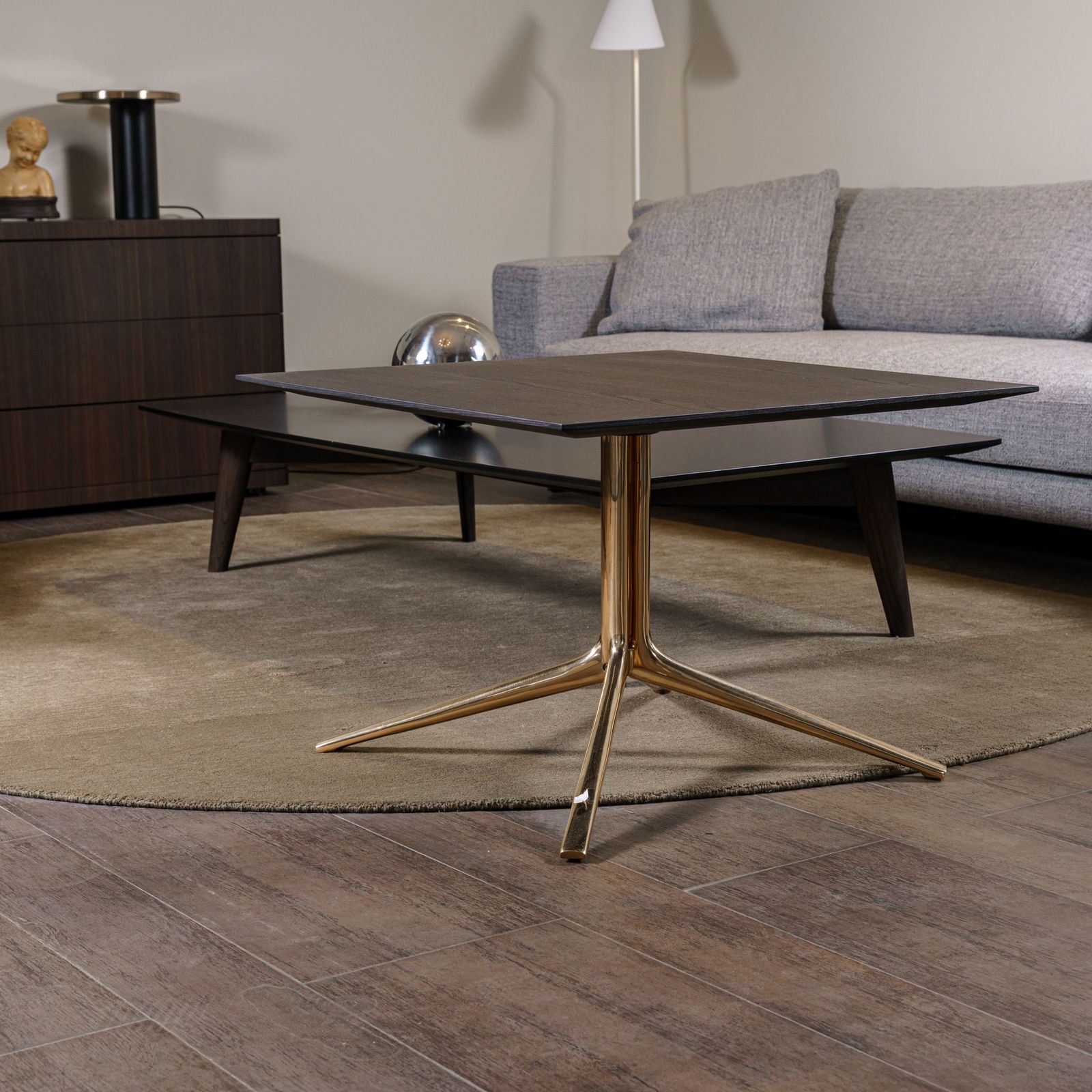 Poliform Журнальный столик Mondrian 70*70*48 olmo nero от Poliform — в интерьере