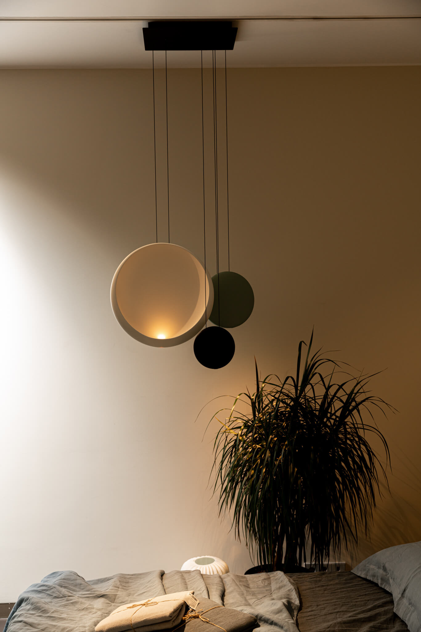 Vibia Подвесной светильник Cosmos 3 подвеса 2511 Verde от Vibia — в интерьере