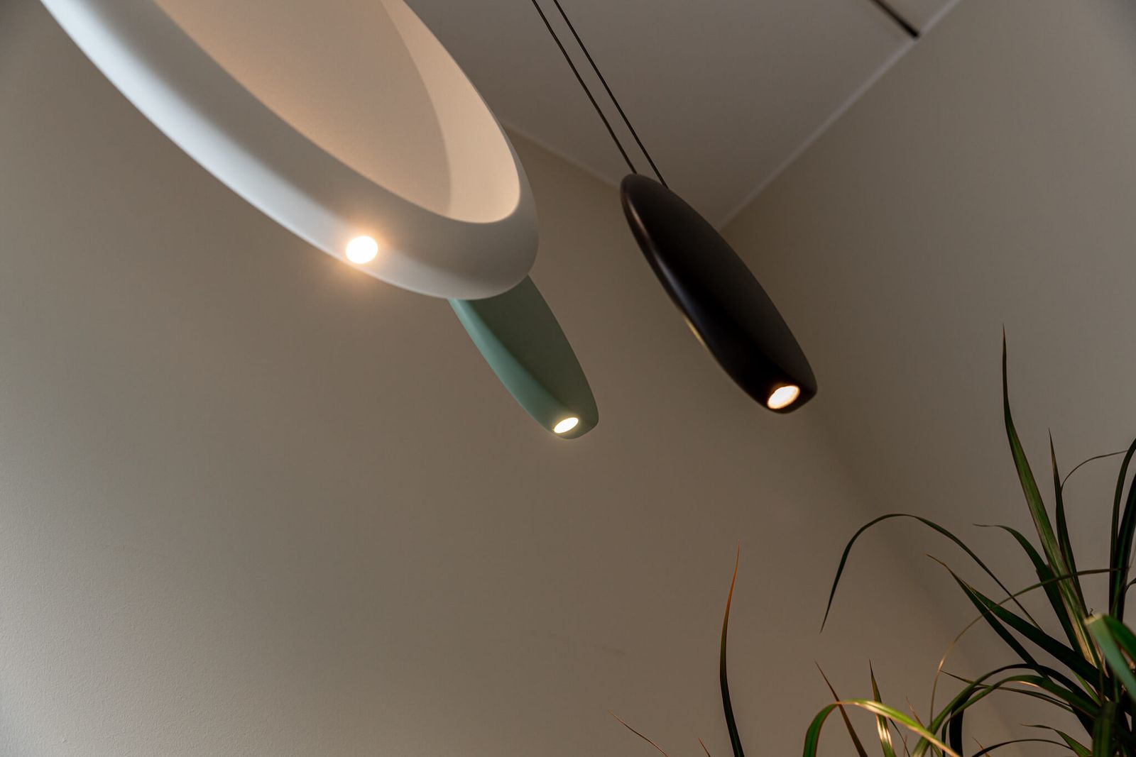 Vibia Подвесной светильник Cosmos 3 подвеса 2511 Verde от Vibia — в интерьере