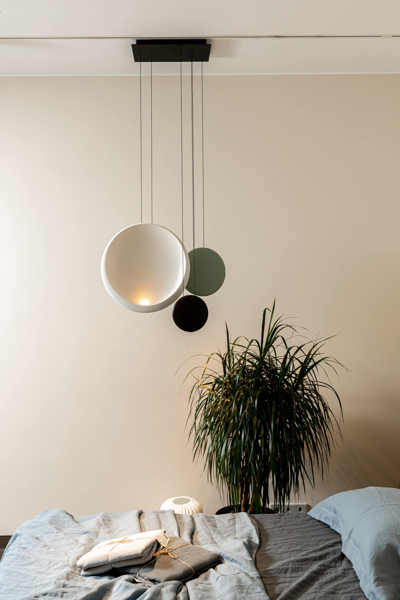Vibia Подвесной светильник Cosmos 3 подвеса 2511 Verde от Vibia — в интерьере