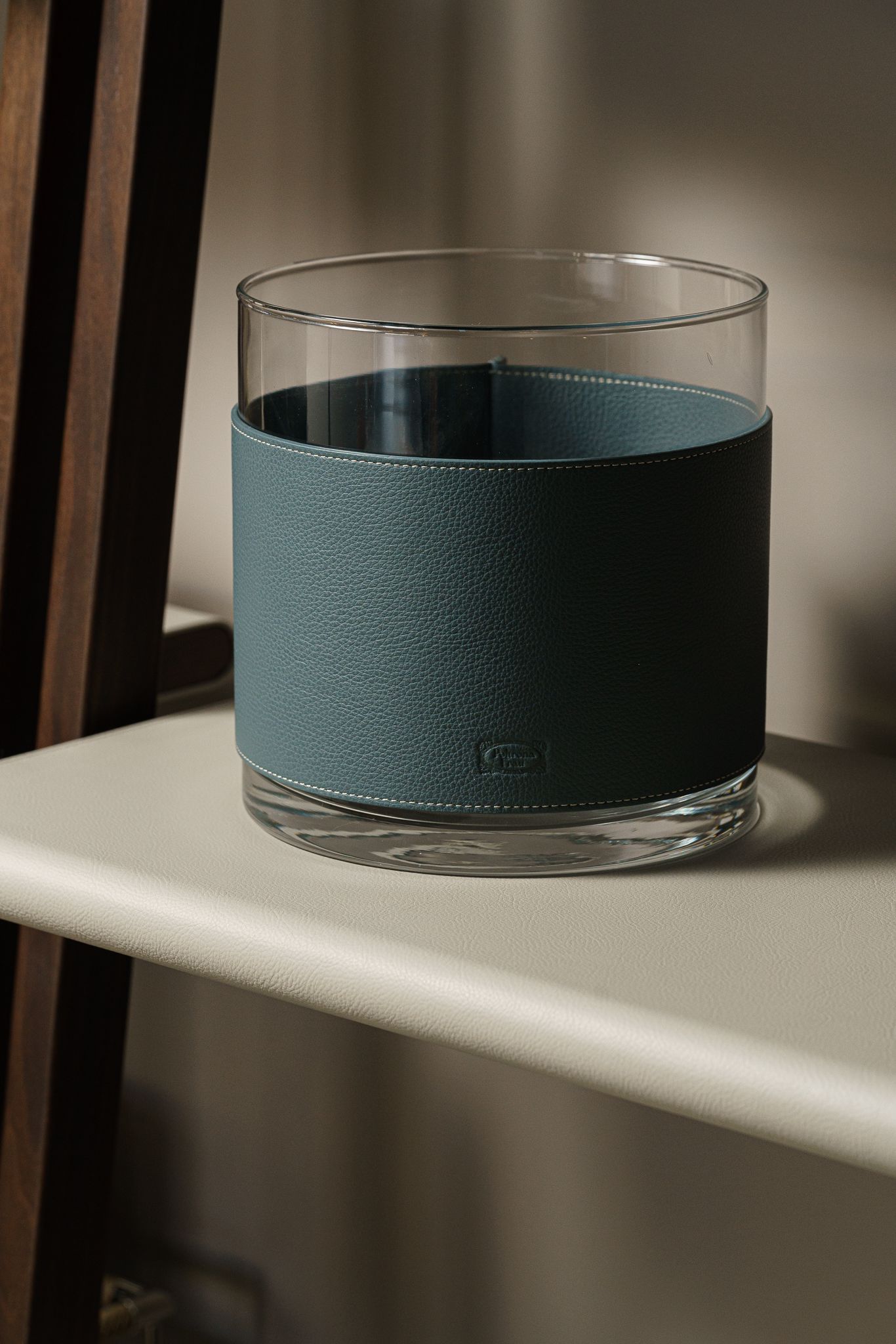 Poltrona Frau Ваза Leather Pot Nest Larimar от Poltrona Frau — в интерьере