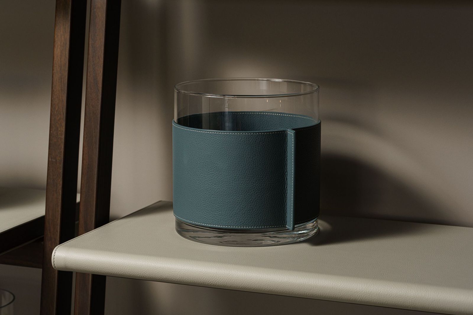 Poltrona Frau Ваза Leather Pot Nest Larimar от Poltrona Frau — в интерьере