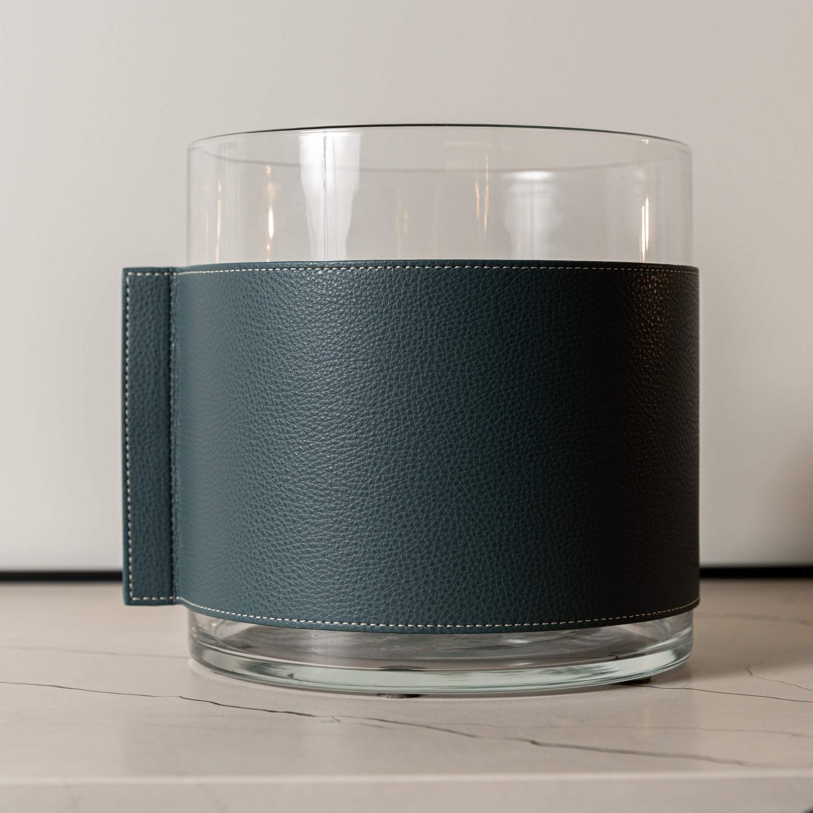Poltrona Frau Ваза Leather Pot Nest Larimar от Poltrona Frau — в интерьере