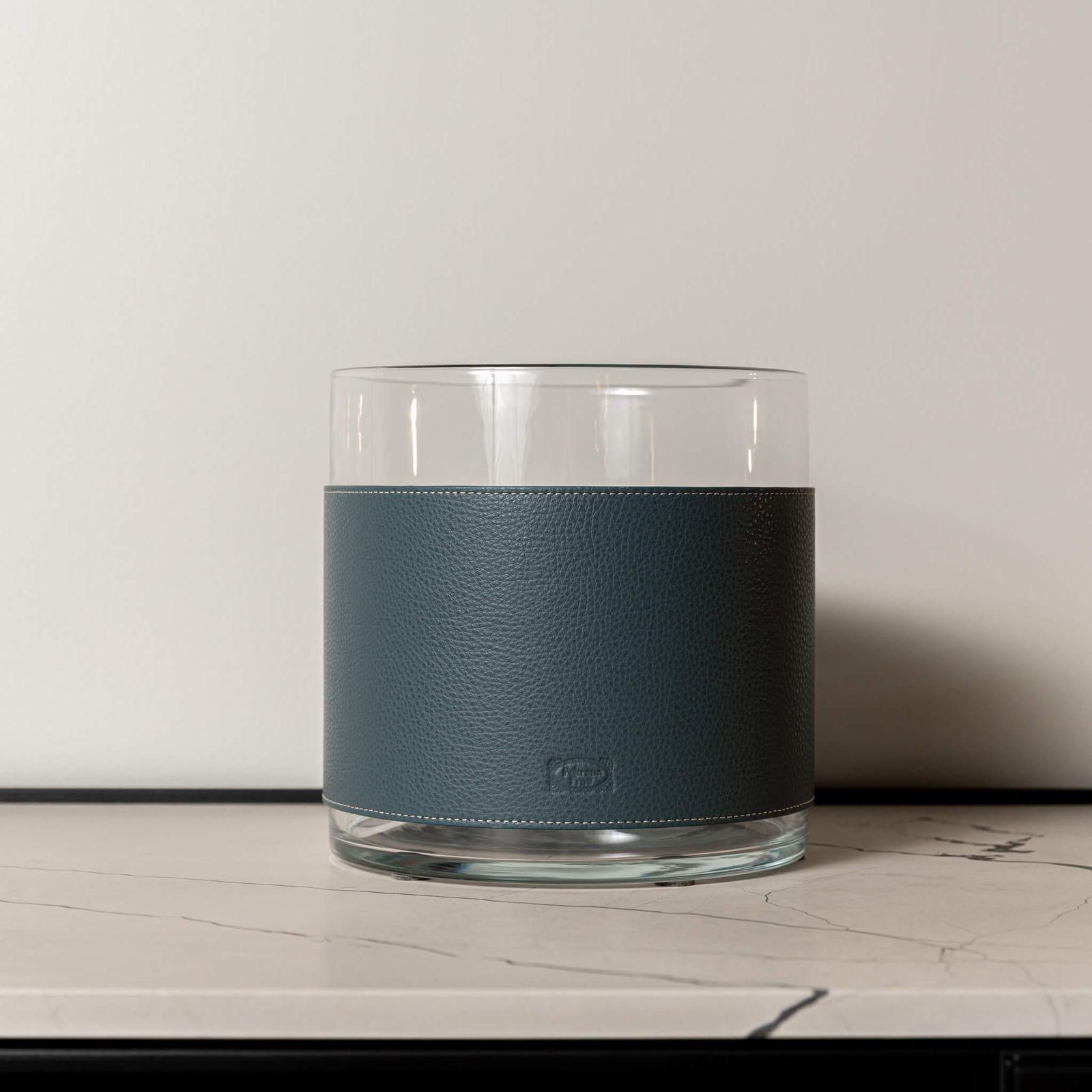 Poltrona Frau Ваза Leather Pot Nest Larimar от Poltrona Frau — в интерьере