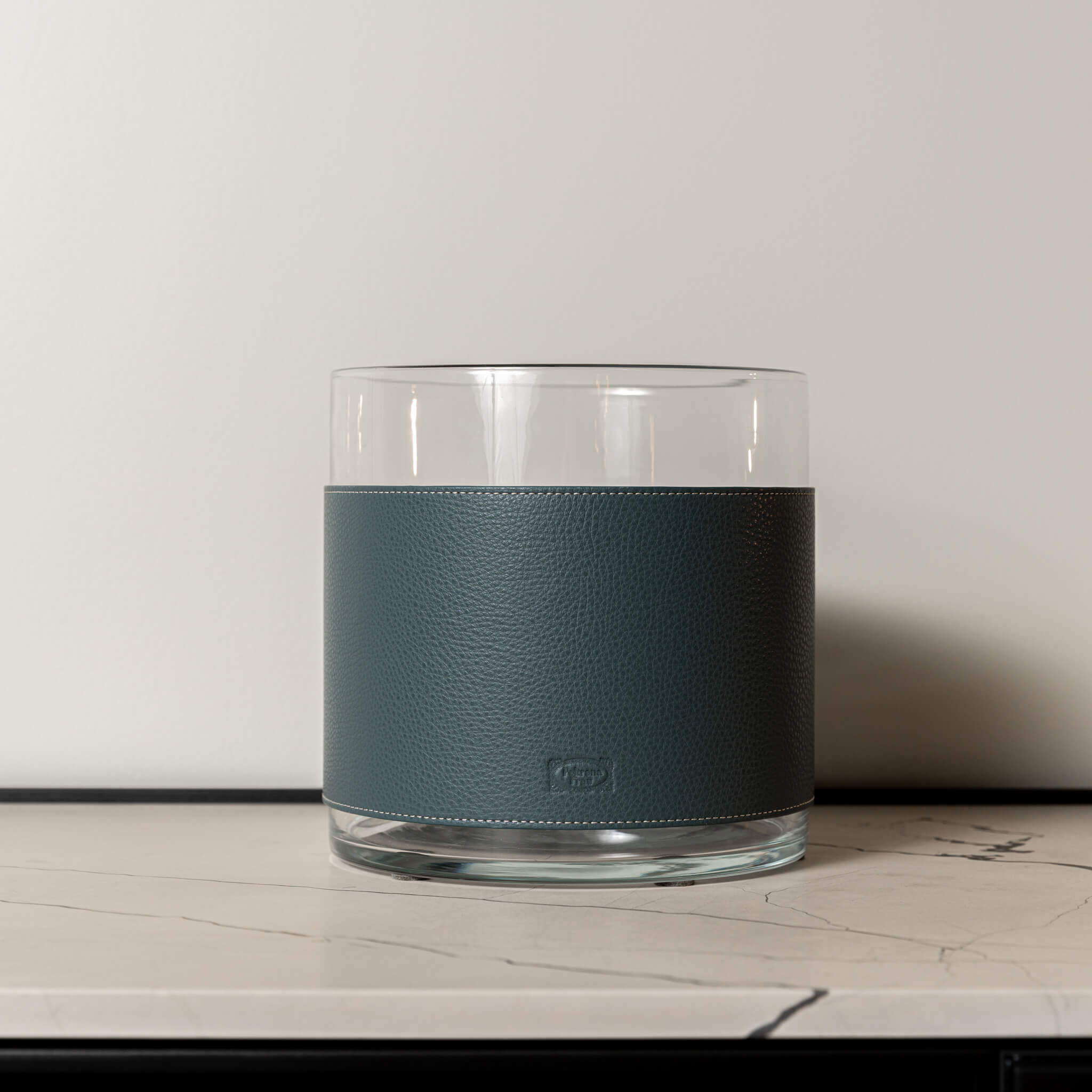 Poltrona Frau Ваза Leather Pot Nest Larimar от Poltrona Frau — в интерьере